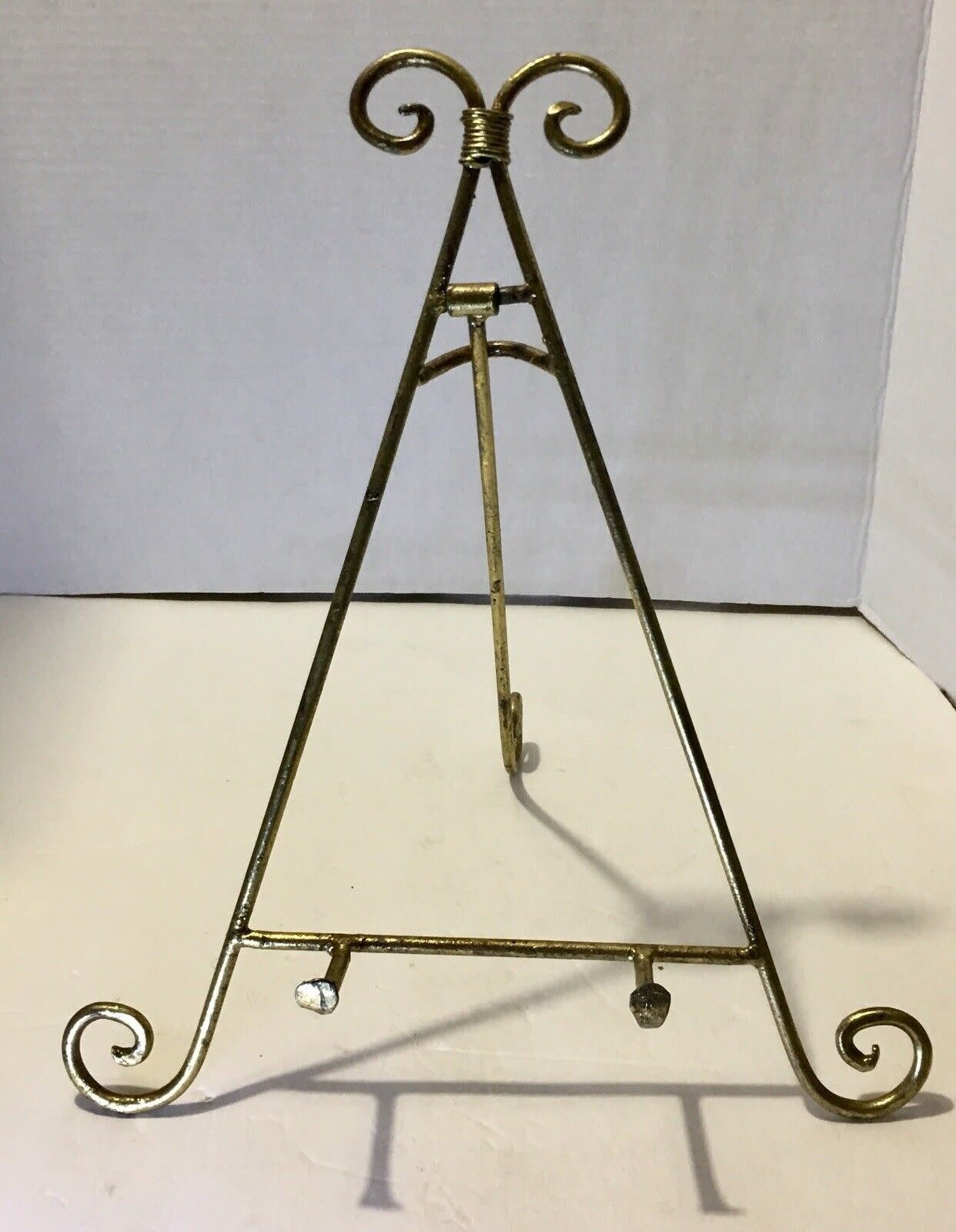 https://cdn.shoplightspeed.com/shops/625913/files/52333964/1500x4000x3/creative-co-op-metal-display-easel-14.jpg