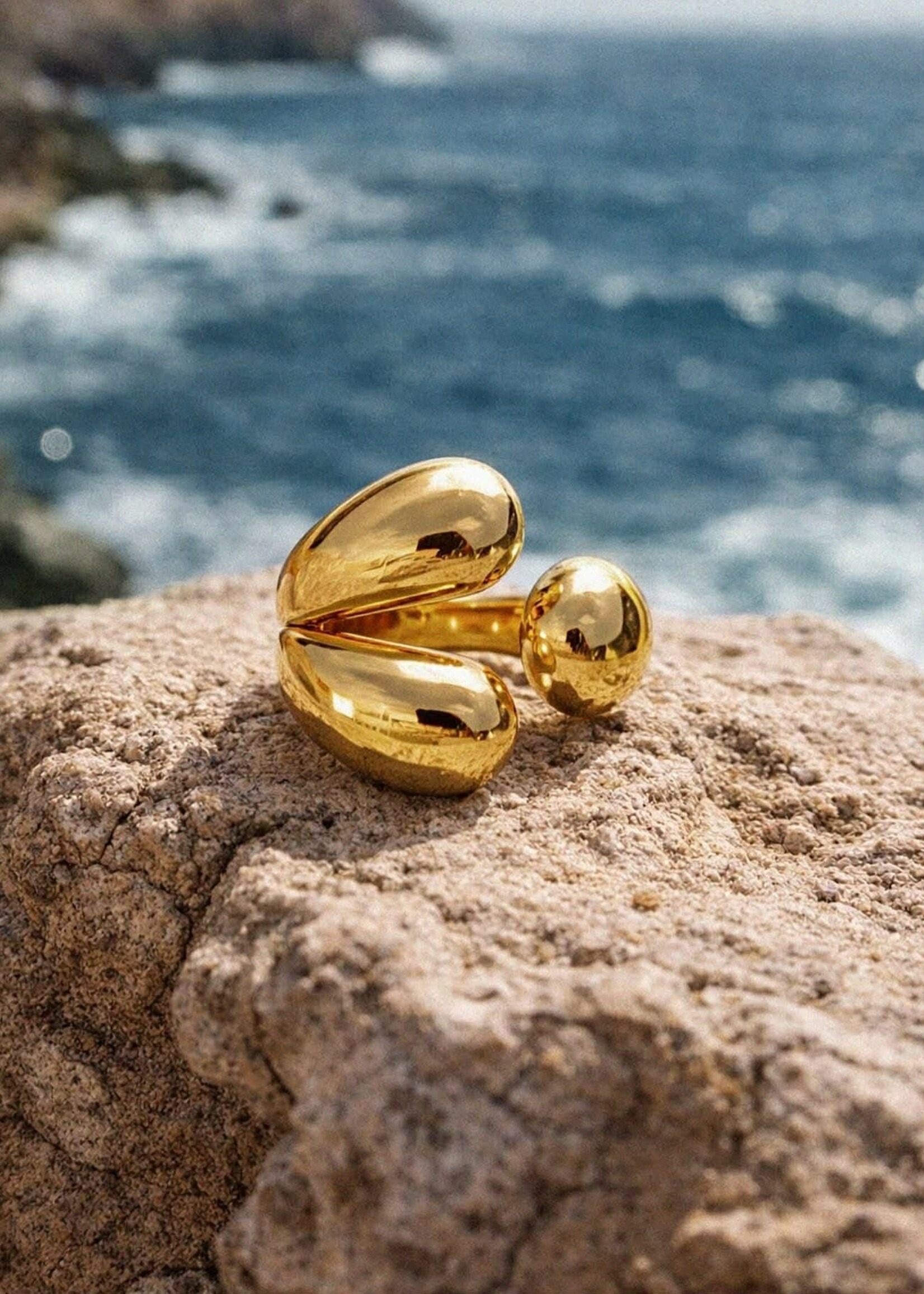 BIZOU BIZOU-LARGE BAGUE DORÉE À TROIS BRANCHES ACIER INOX.