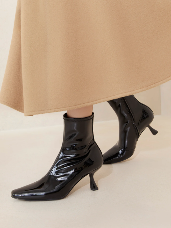 Curved top heel boots