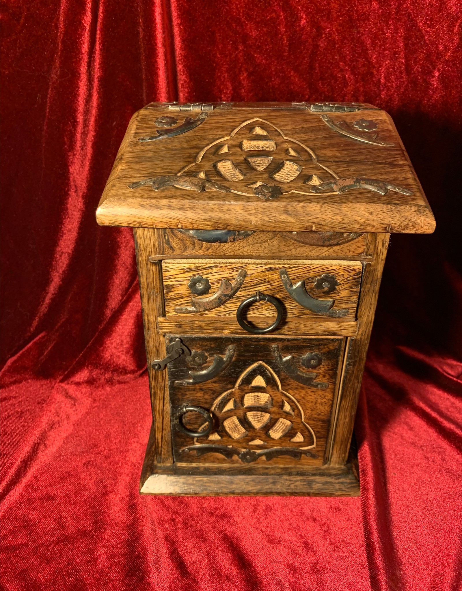 Herb Chest - Triquetra