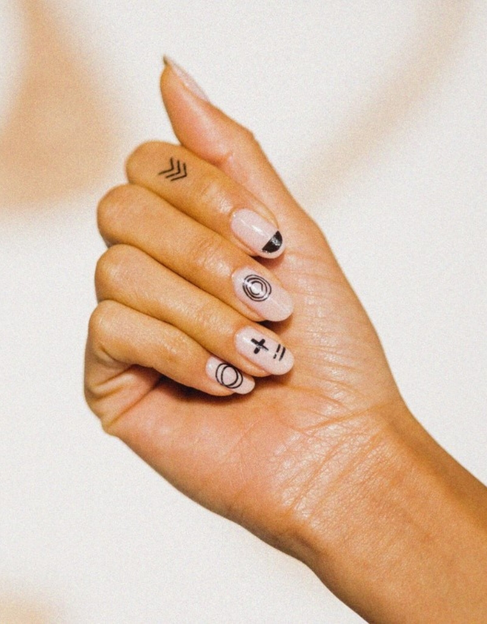 *Mod Nail Art & B&W