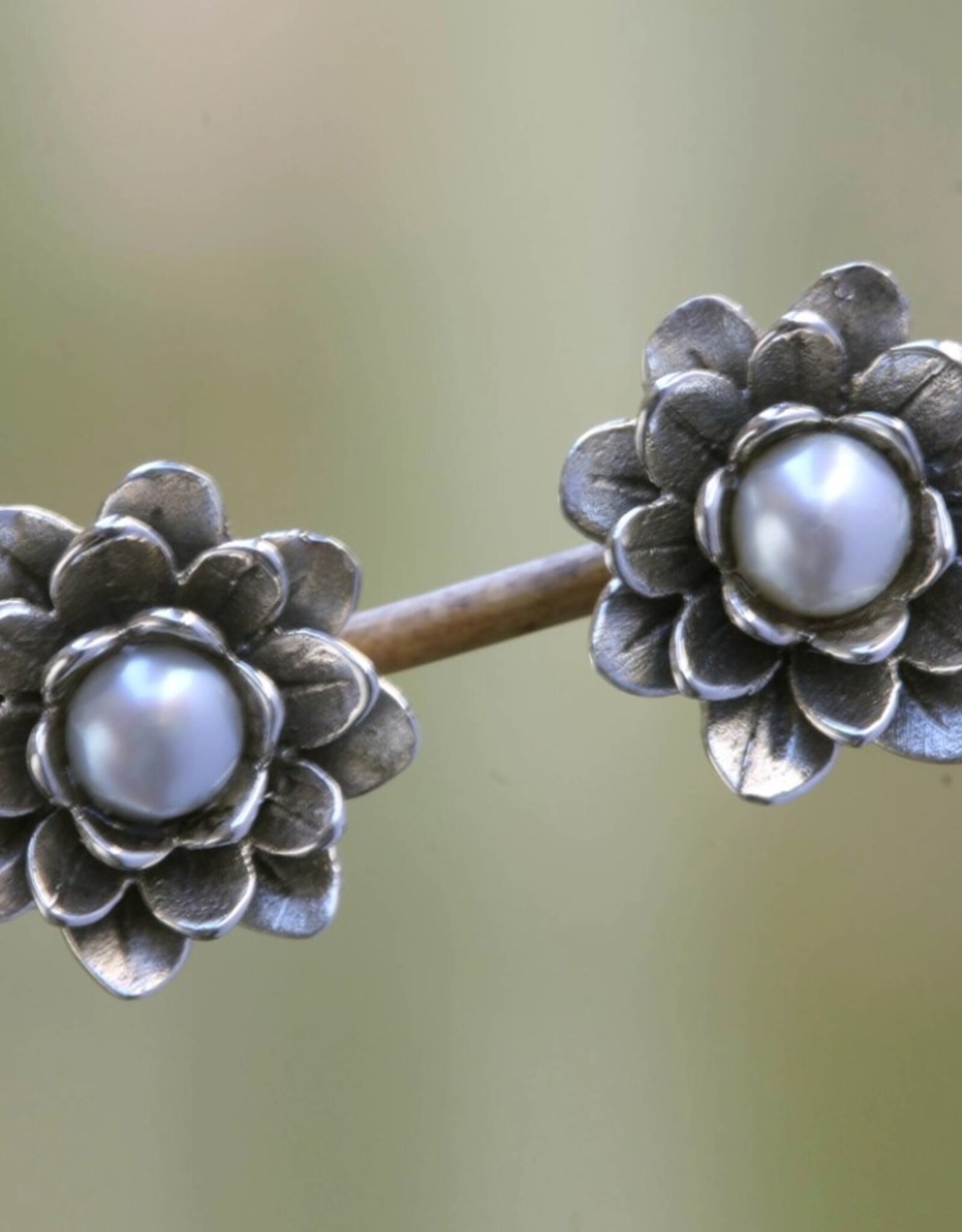 *White-Eyed Lotus Pearl Flower Earrings - Silver