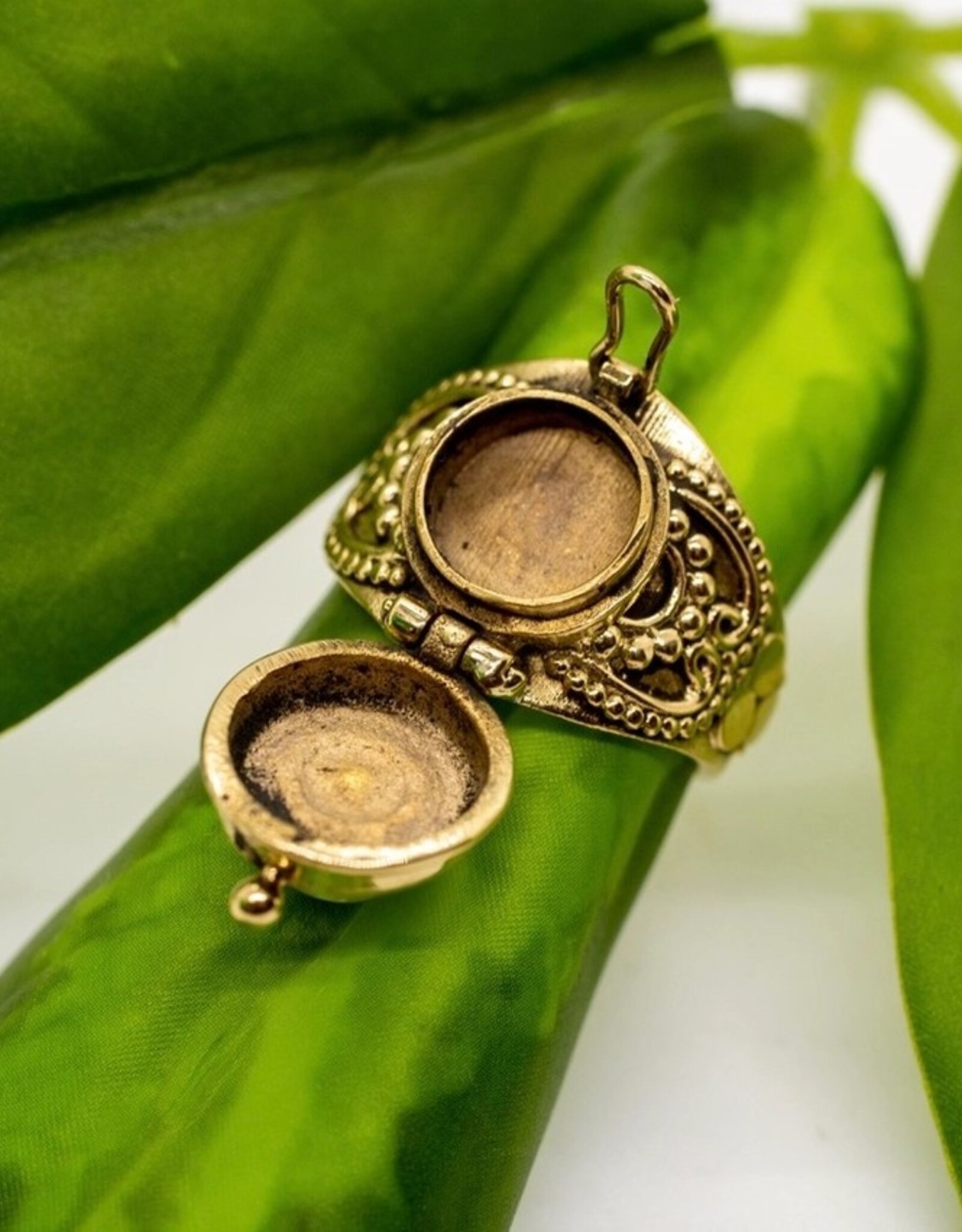 Brass Decorated Poison Ring |