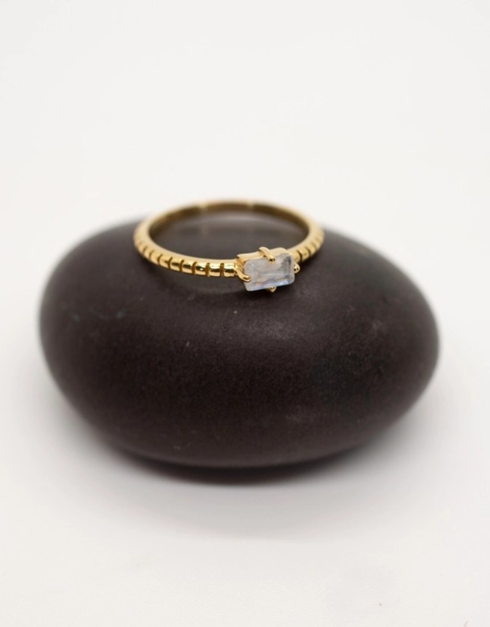 Brass Decorated Prong Stone Ring |