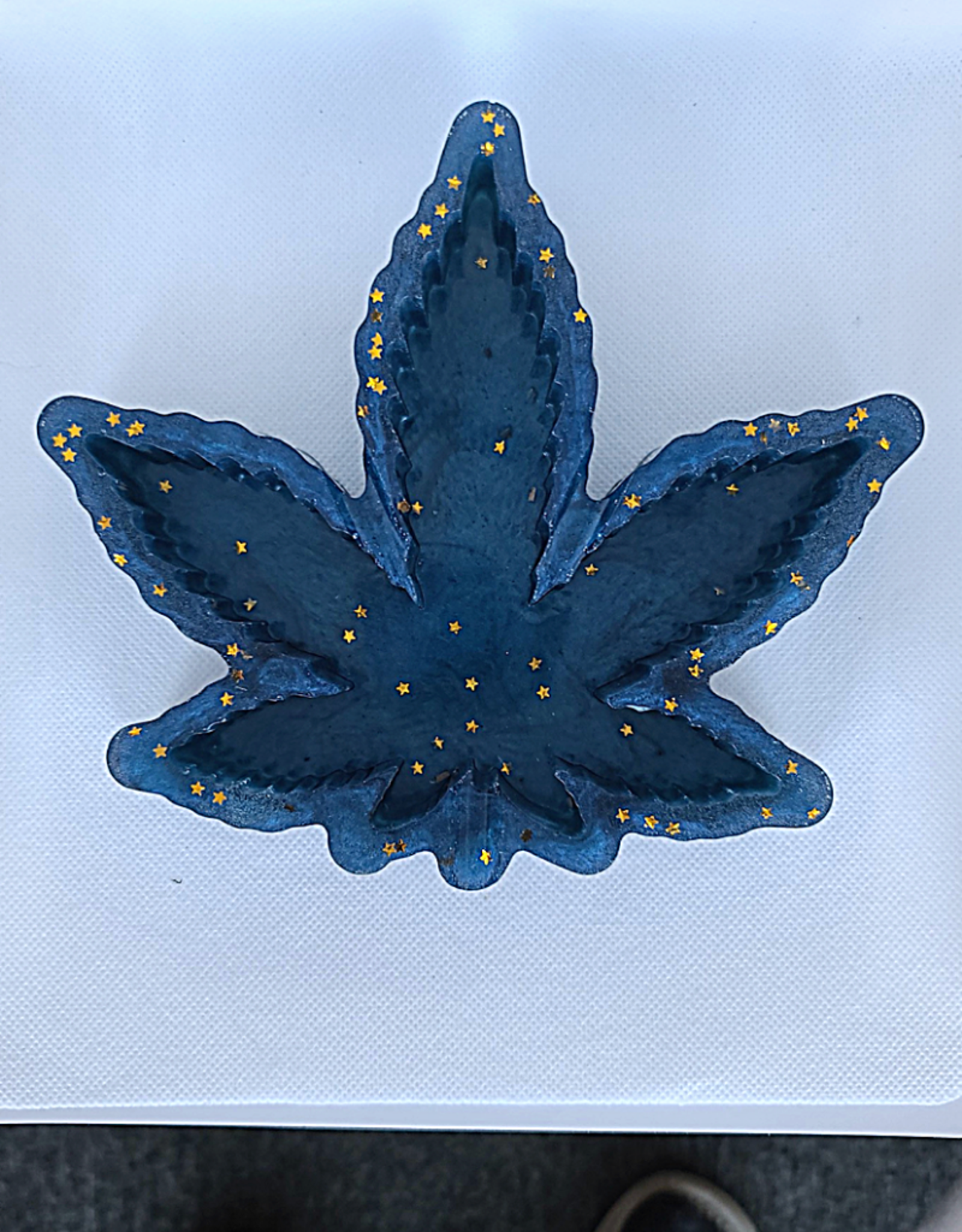 Elite Health and Wellness Large Cannabis Leaf Resin Dish Blue
