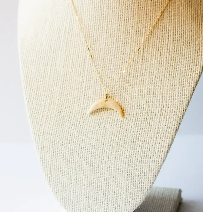 Necklace | White Pendant
