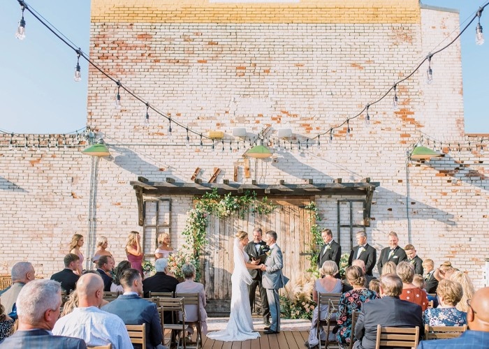 Evening Wedding Ideas: Lighting and Decor for Outdoor Venues