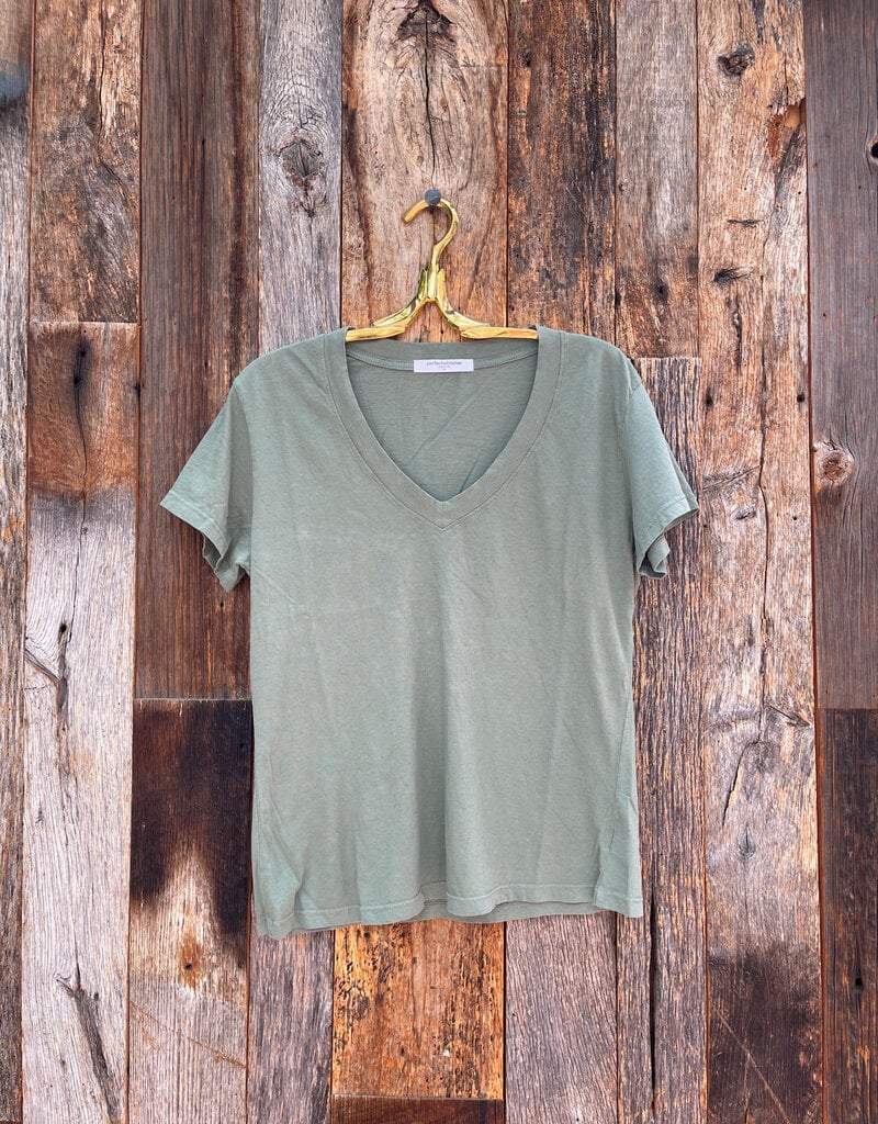Perfect White Tee Hendrix S/S Boxy V-Neck Tee Aloe