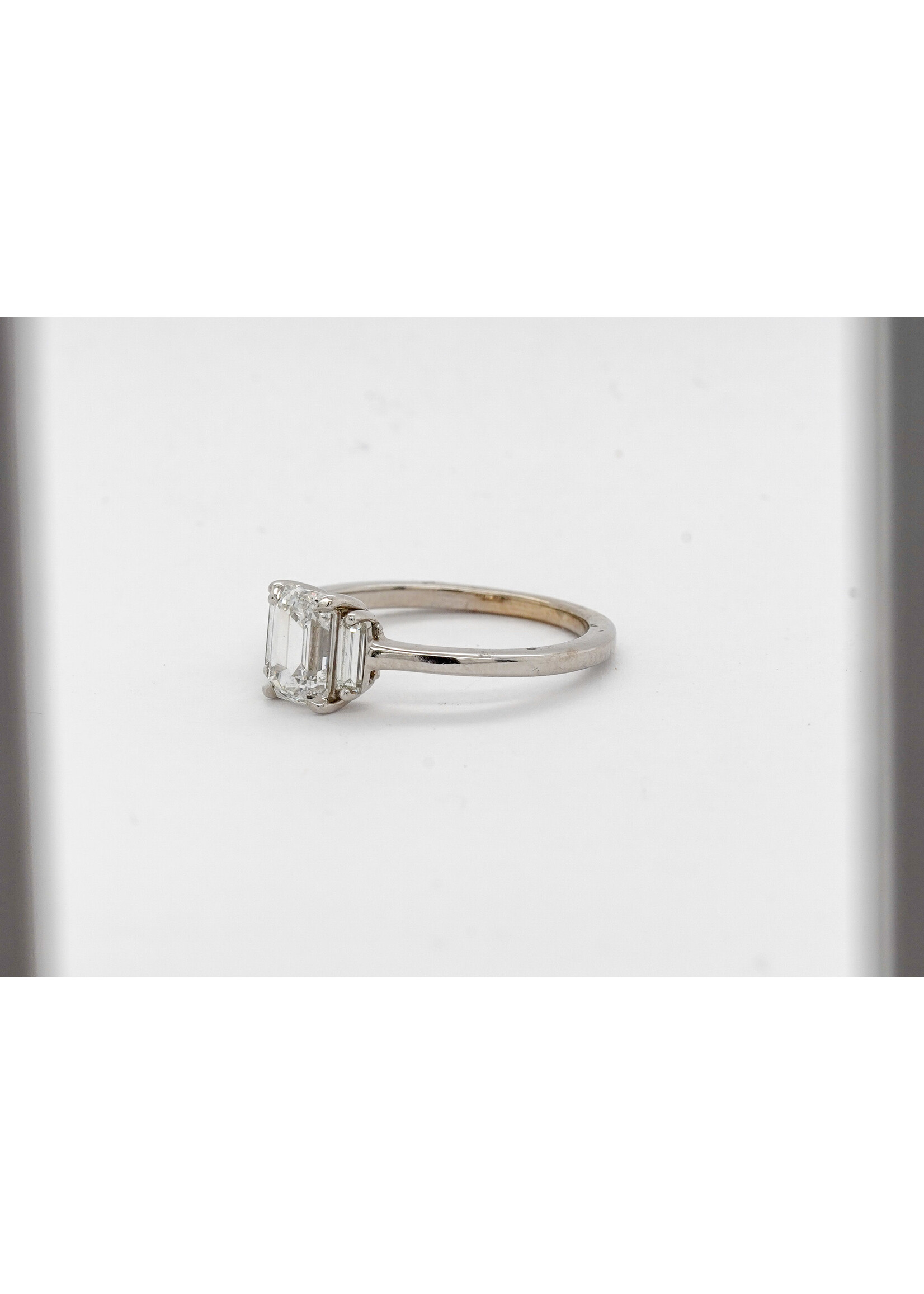 14KW 2.36g 1.20ctw (0.90ctr) Emerald Cut Diamond Engagement Ring (size 5.5)