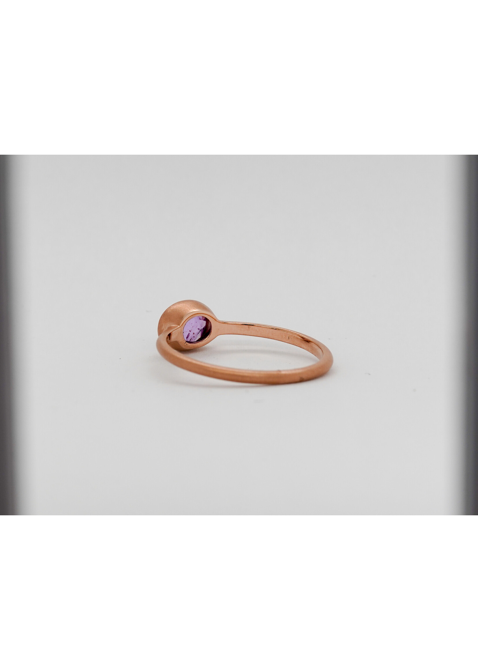 14KR 1.5g .61ct Oval Lavender Sapphire Bezel Ring (size 7)