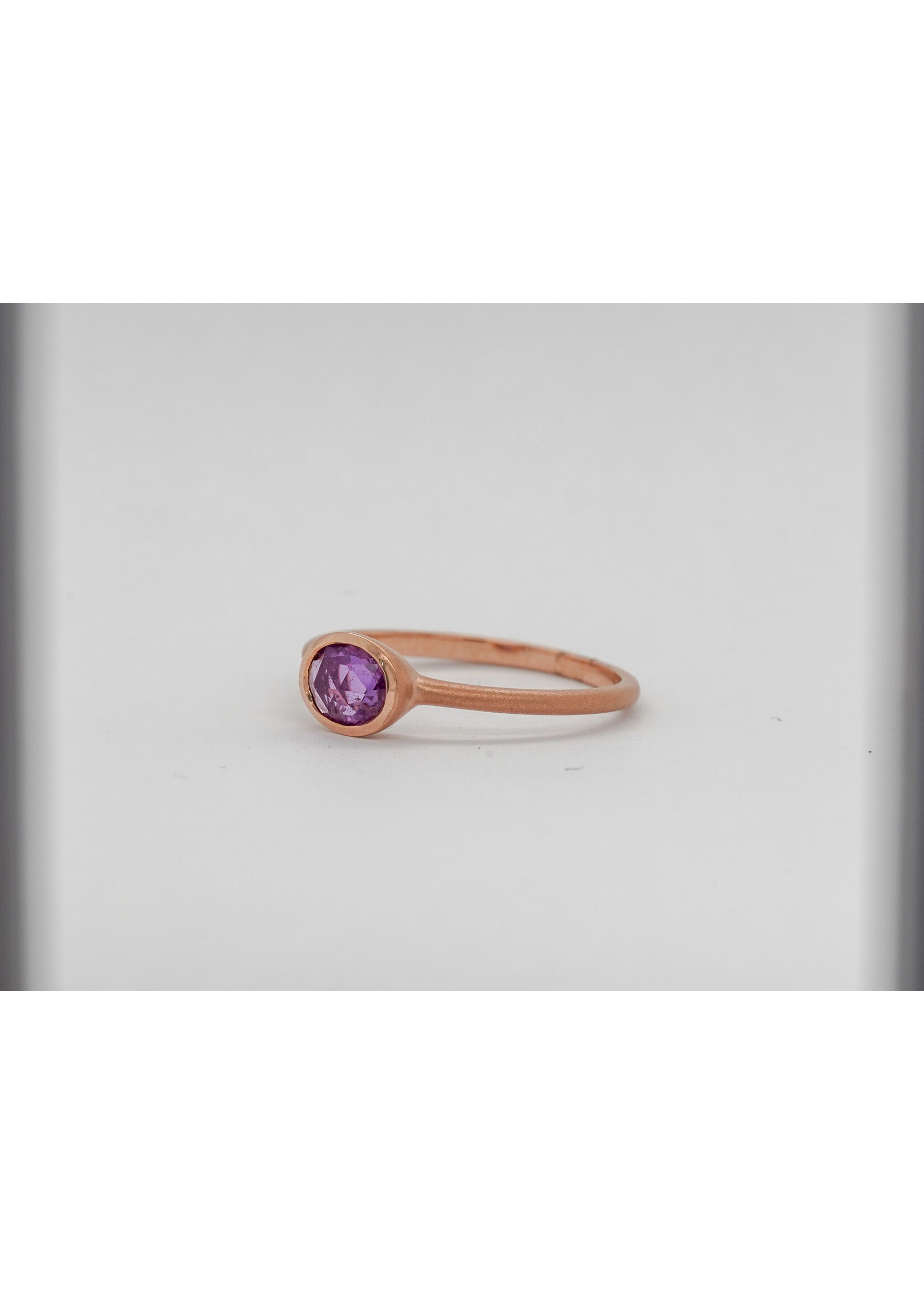 14KR 1.5g .61ct Oval Lavender Sapphire Bezel Ring (size 7)