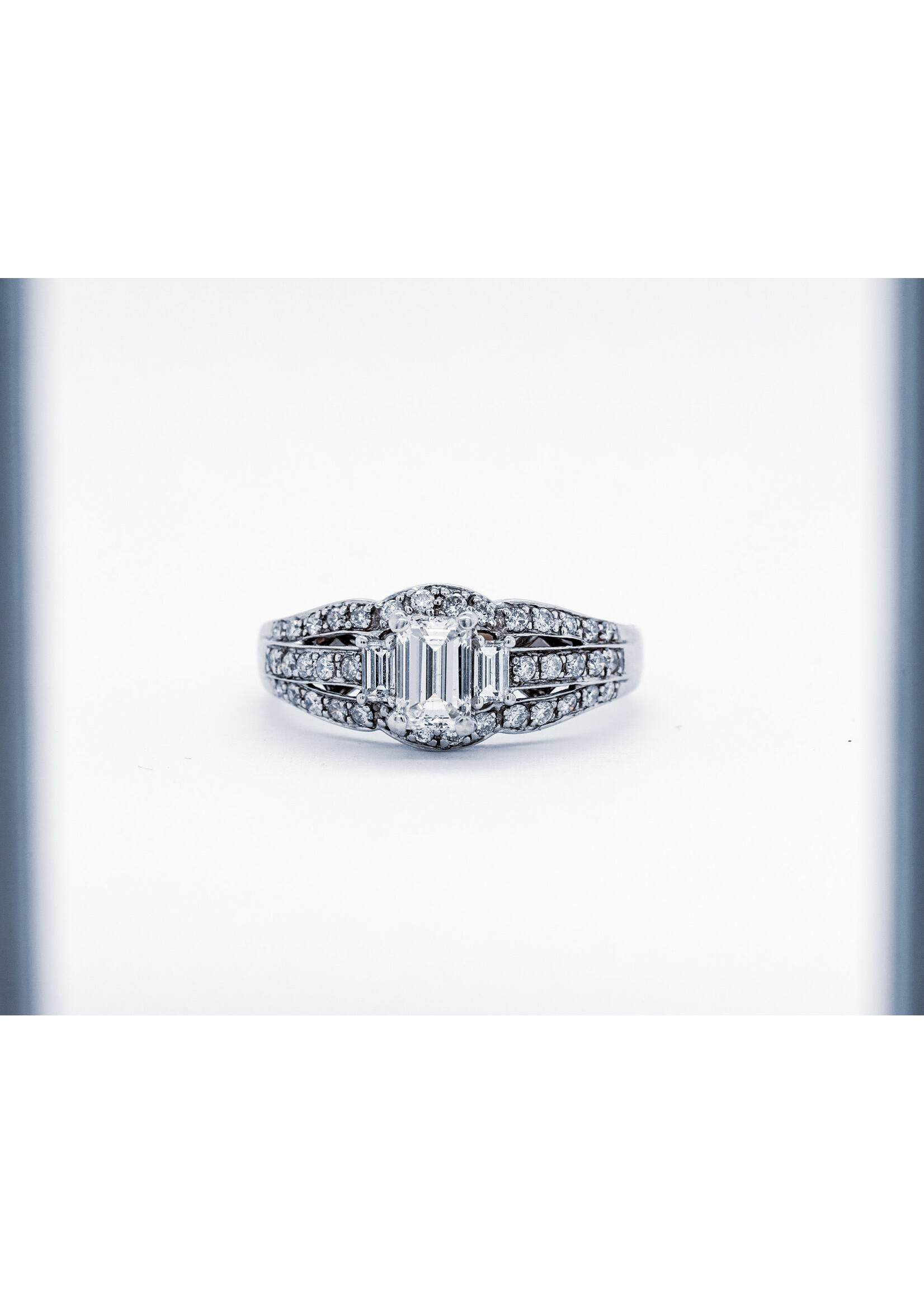 14KW 4.7g 1.50ctw (.76ctr) I/VS2 Emerald Cut Diamond Engagement Ring (size 9)