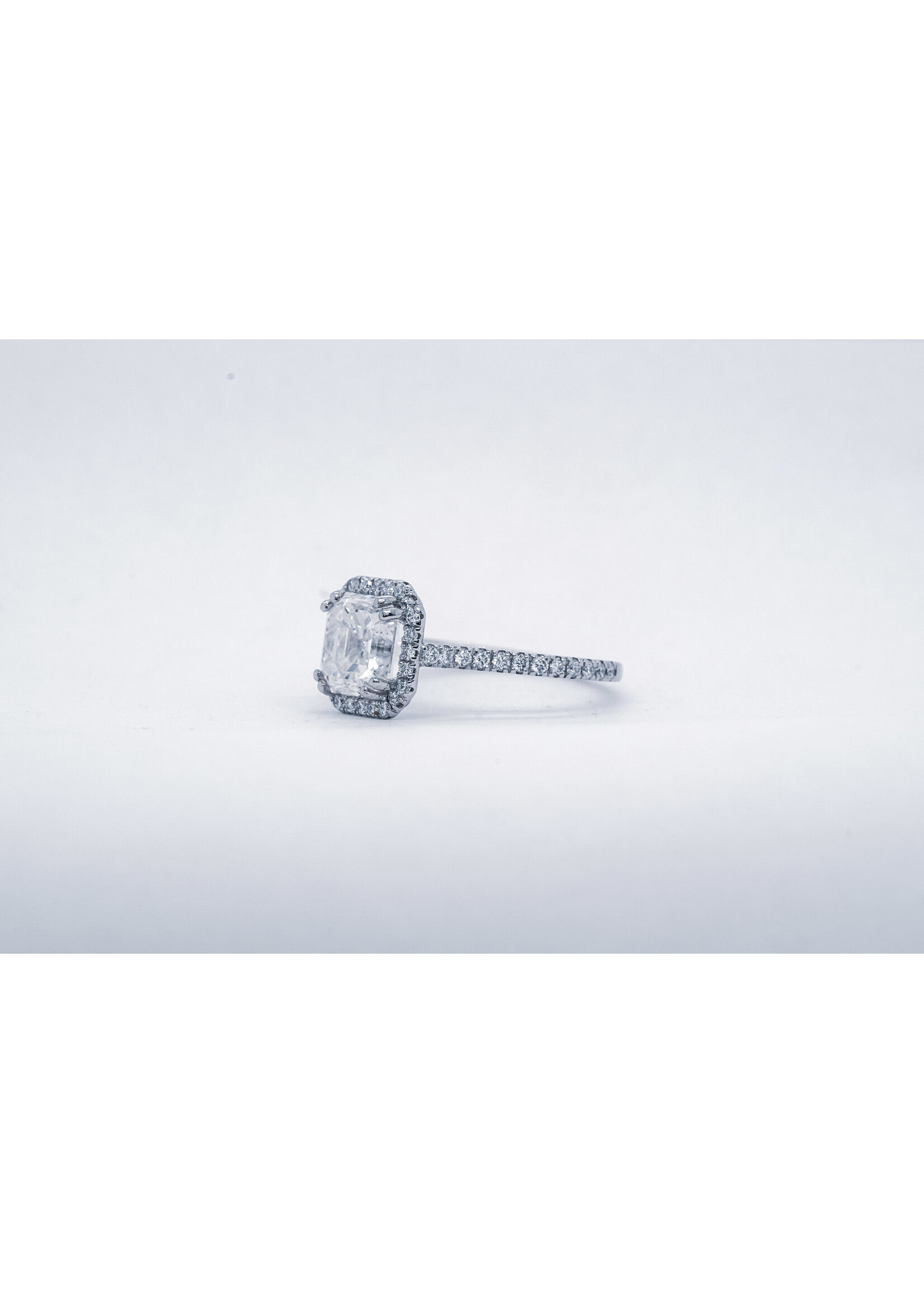 18KW 4.04g 2.93ctw (2.53ctr) F/SI1 Asscher Cut Diamond Halo Engagement Ring (size 5)