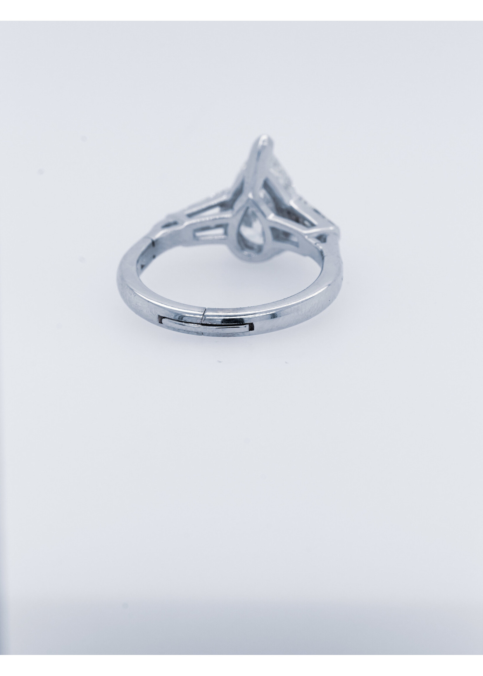 VVDET- 14KW 4.73g 2.60ctw (2.20ctr) J/SI2 Pear Diamond Engagement Ring w/arthritic Shank  (size 6.25