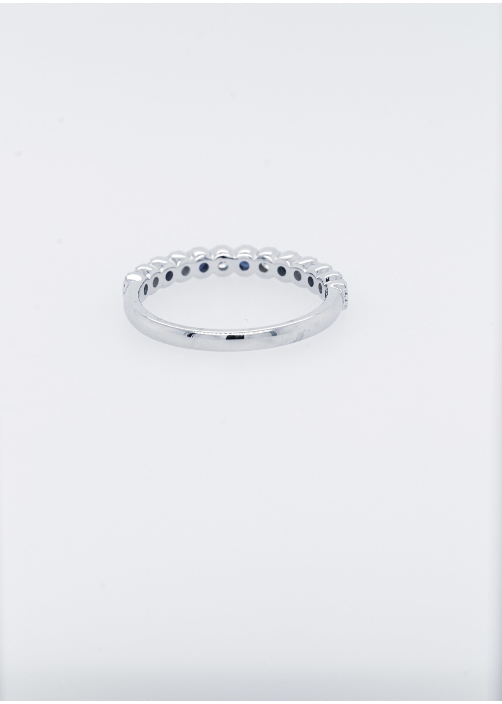 18KW 2.46g .19ctw Diamond .28ctw Blue Sapphire Stackable Ring (size 6.5)