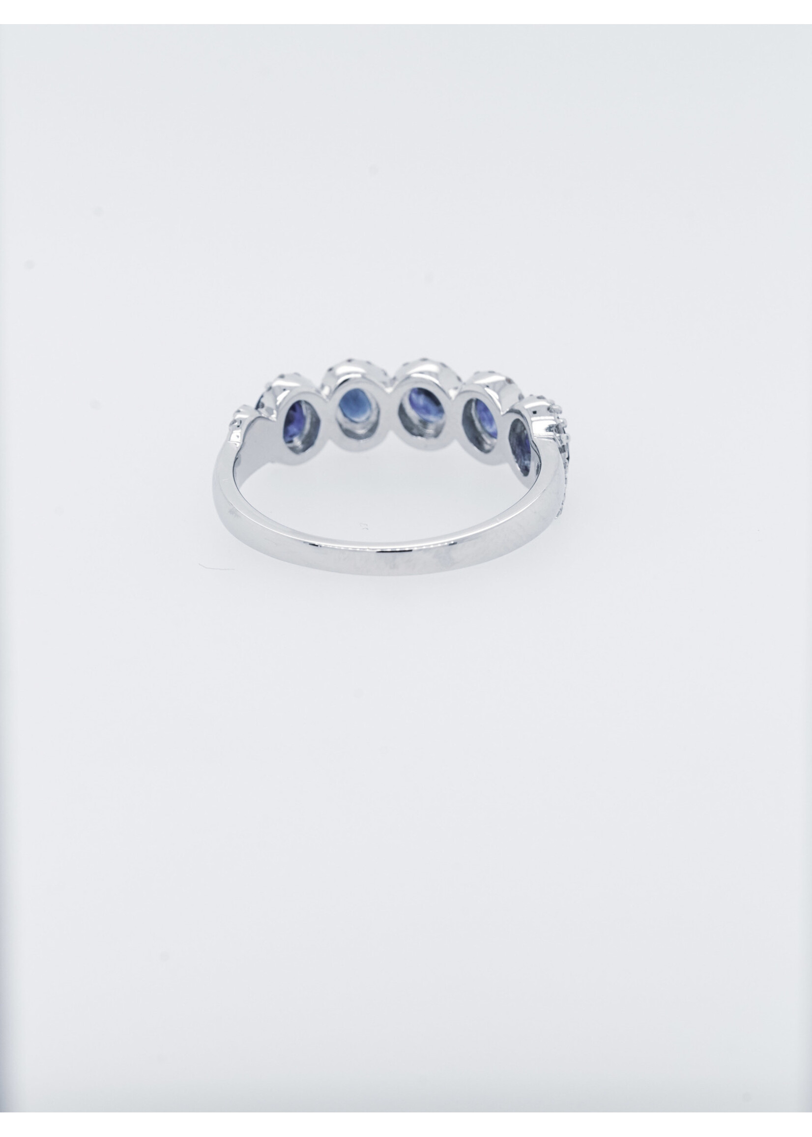18KW 3.11g .21ctw Diamond 1.15ctw Blue Sapphire Stackable Ring (size 6.75)