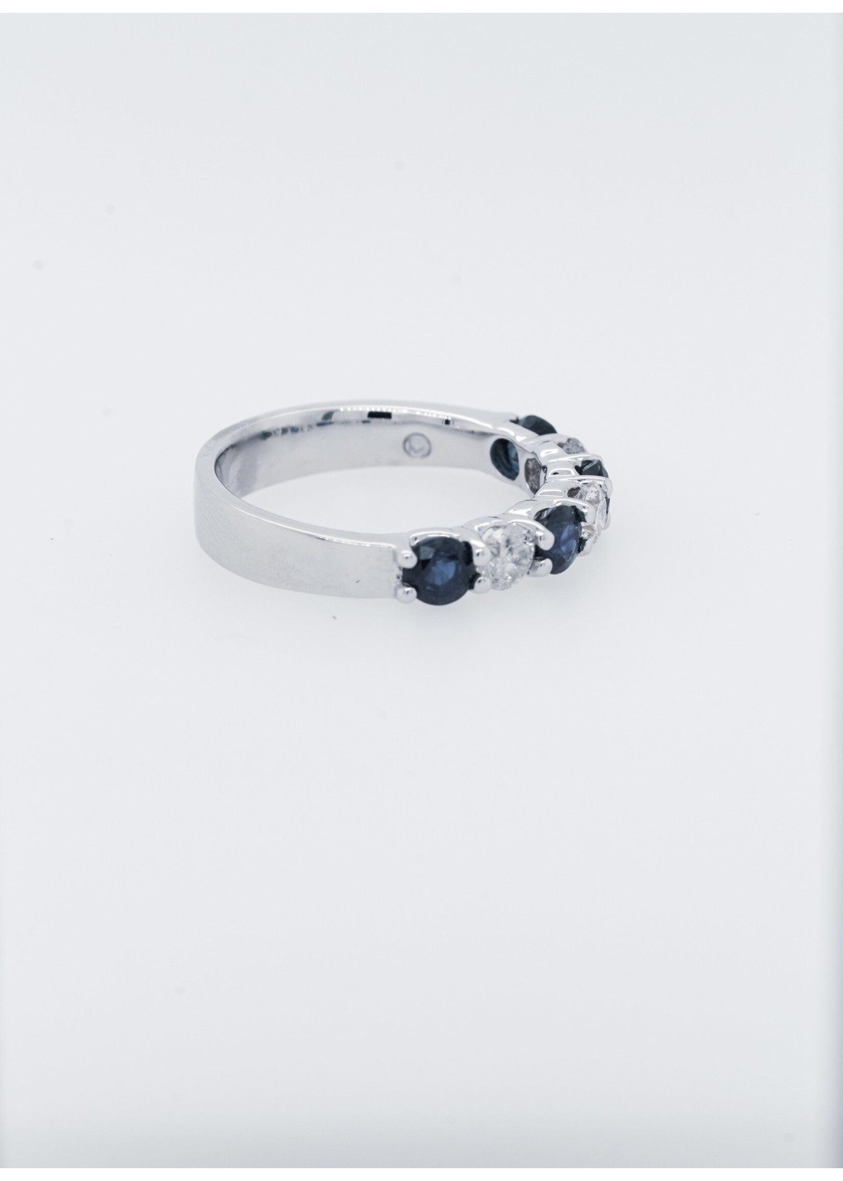 14KW 4.23g .57ctw Diamond 1.25ctw Blue Sapphire Wedding Band (size 7)