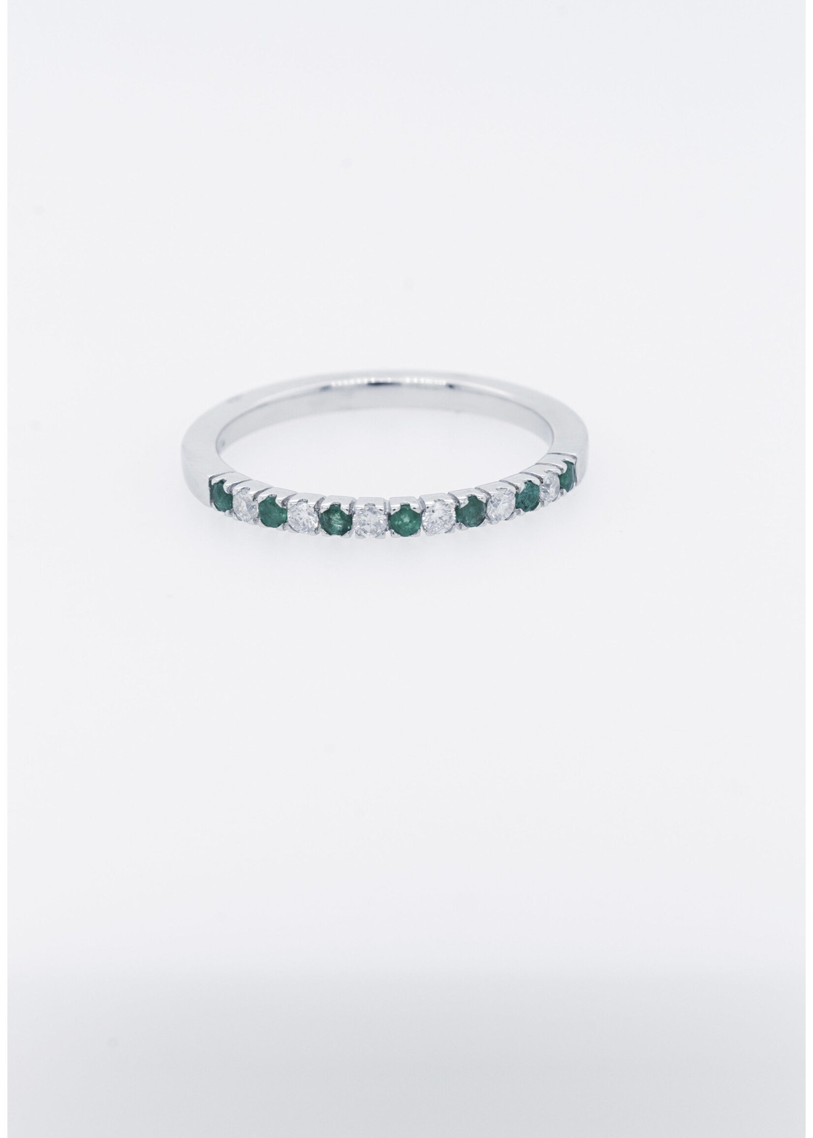 14KW 2.21g .16ctw Diamond .16ctw Emerald Stackable Band (size 7)