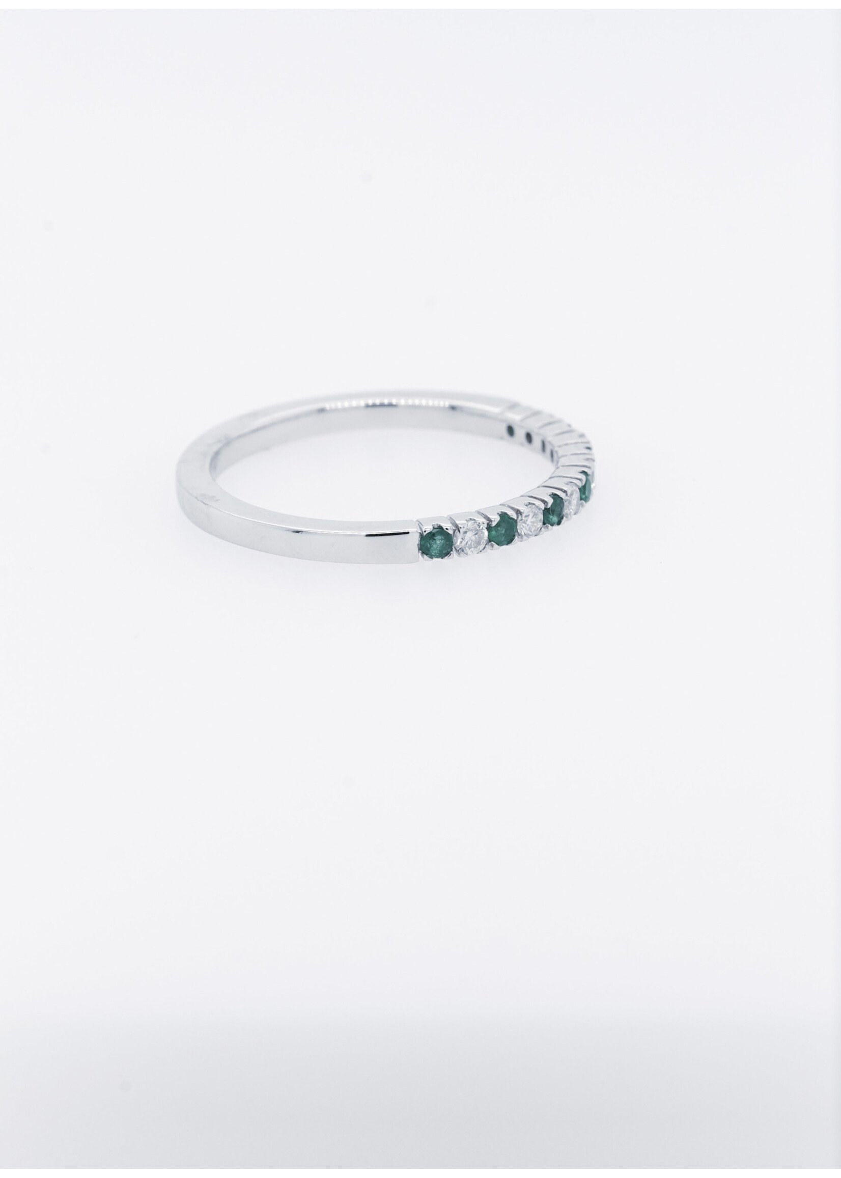 14KW 2.21g .16ctw Diamond .16ctw Emerald Stackable Band (size 7)