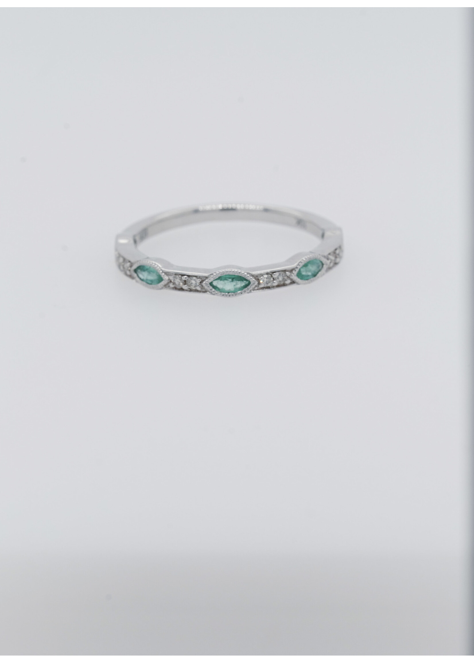 10KW 1.7g .07ctw Diamond 0.50ctw Emerald Stackable Band (size 7)