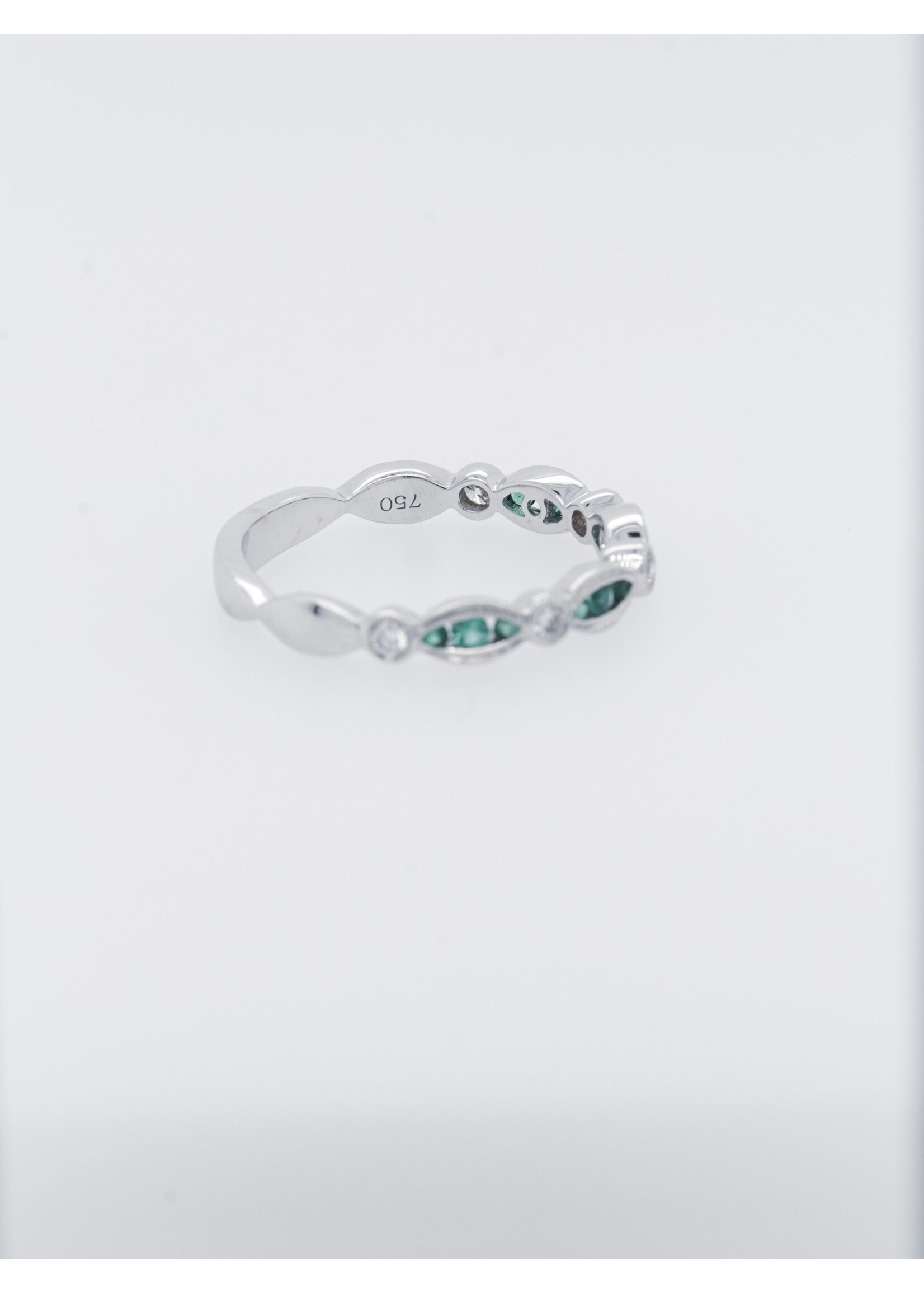 18KW 2.7g .15ctw Diamond .16ctw Emerald Stackable Band (size 6.75)
