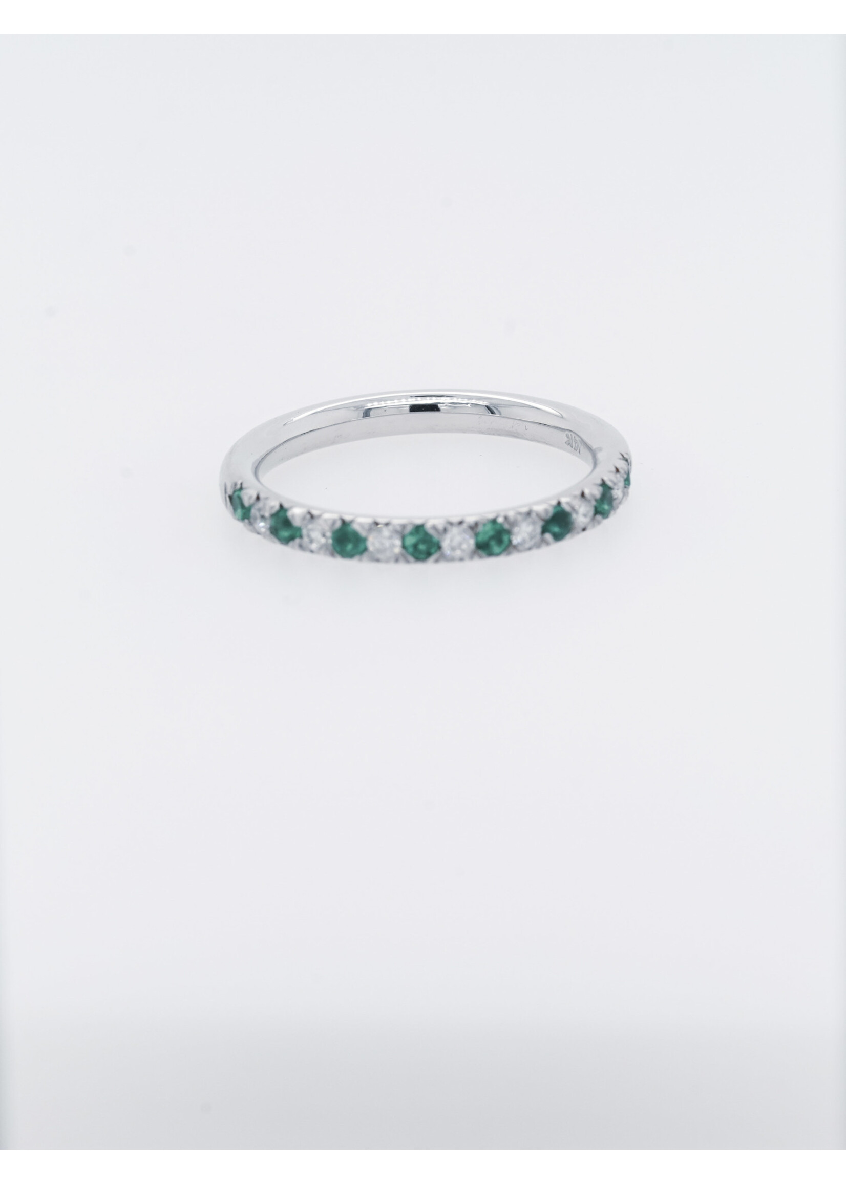 14KW 2.5g .14ctw Diamond .15ctw Emerald Stackable Band (size 6.75)