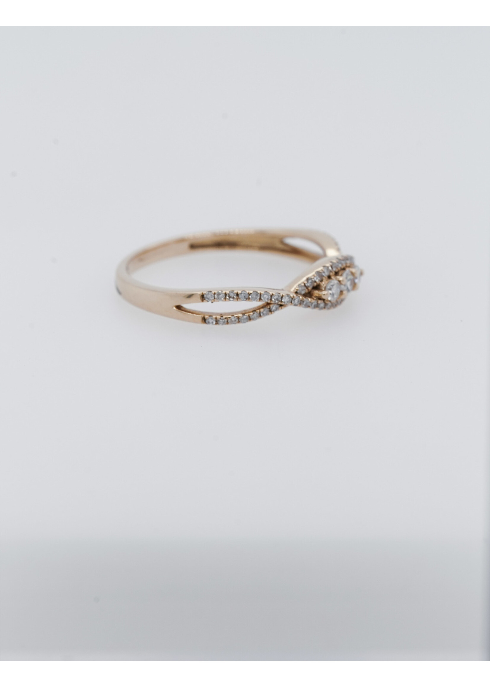 14KY 2.0g .28tw Crossover Stackable Ring (size 7)