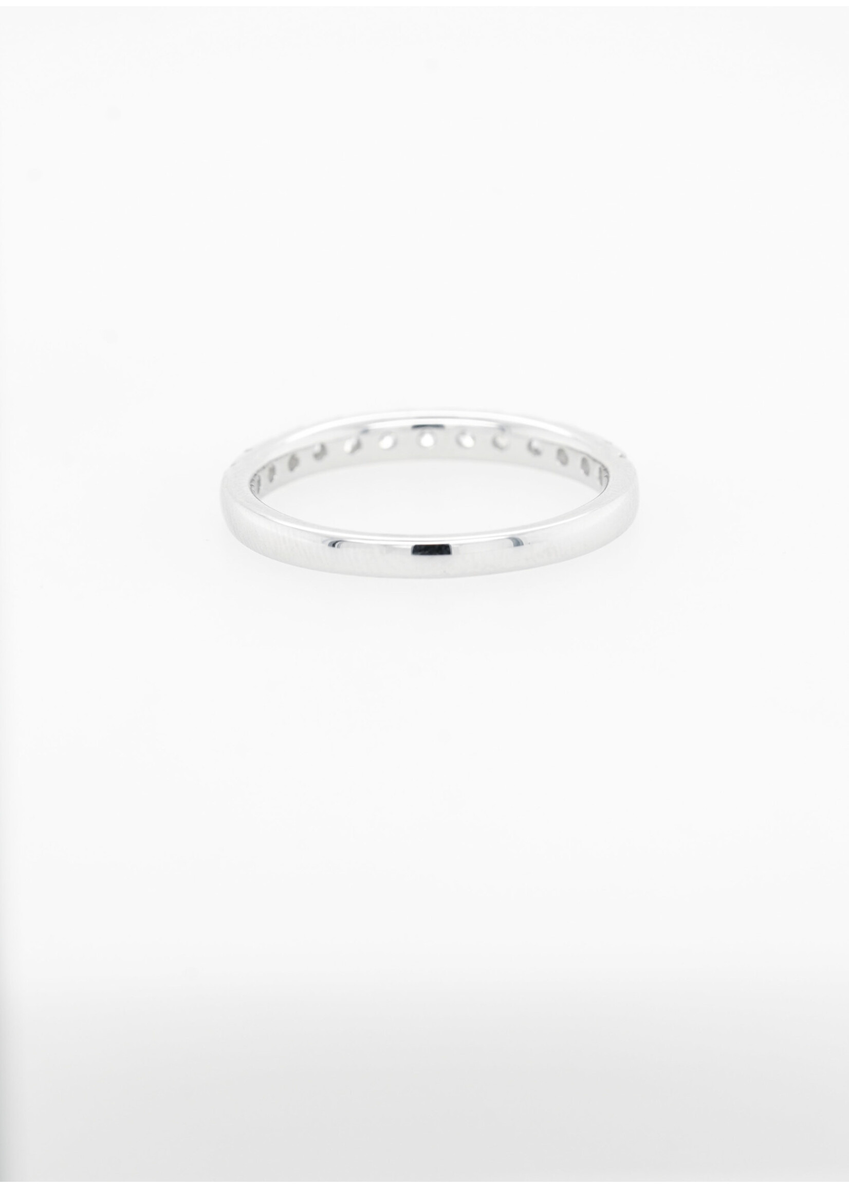 DNA-18KW 2.2g .47ctw Diamond Shared Prong Stackable Band (size 6.75)