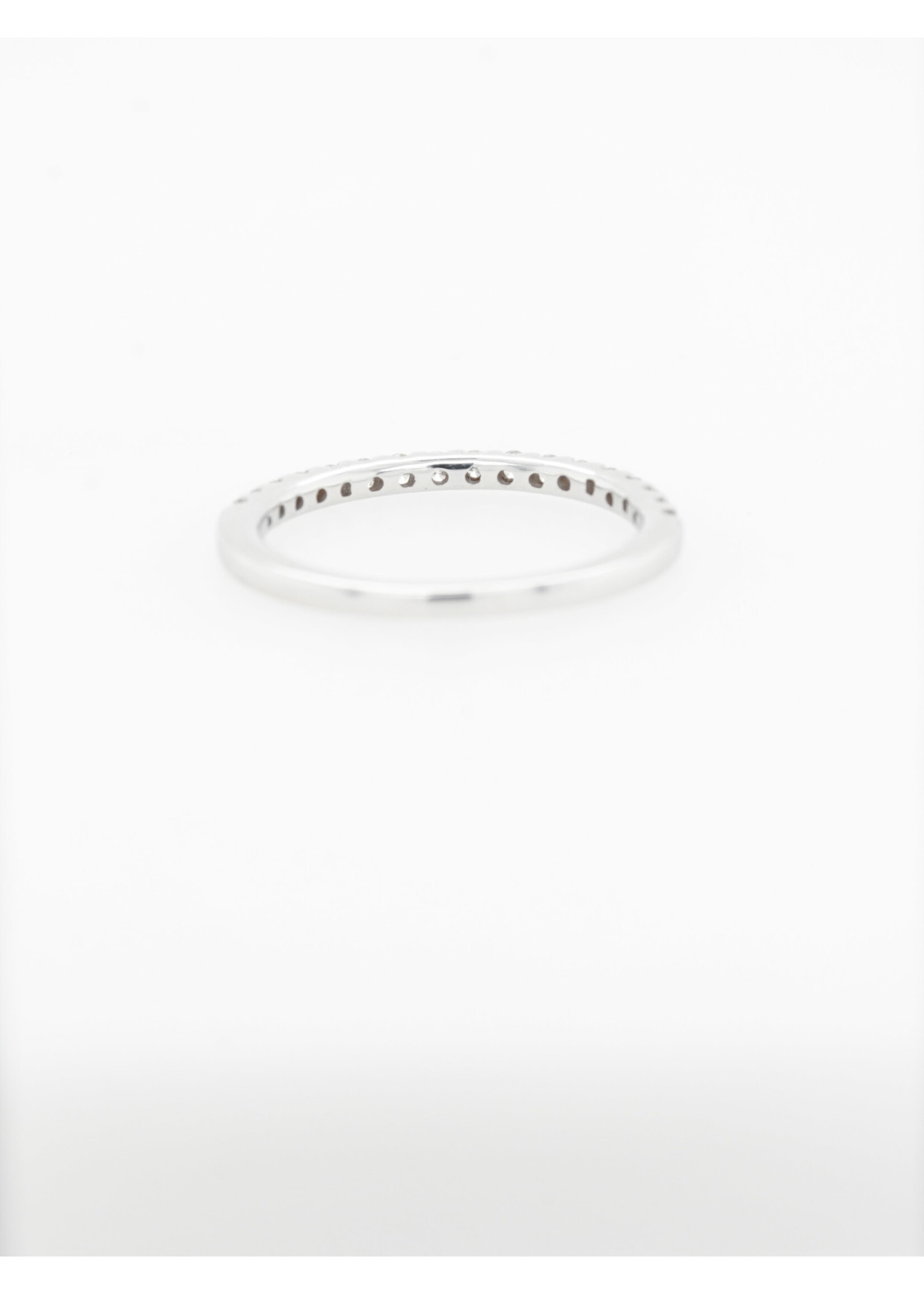 14KW 2.05g .36ctw Diamond Shared Prong Stackable Band (size 7.25)