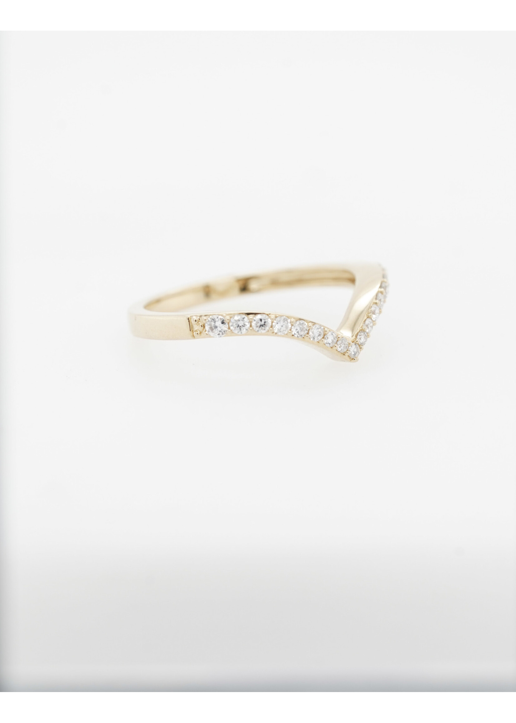 ALE- 14KY 2.3g .25ctw Diamond Stackable V-Band (size 7)