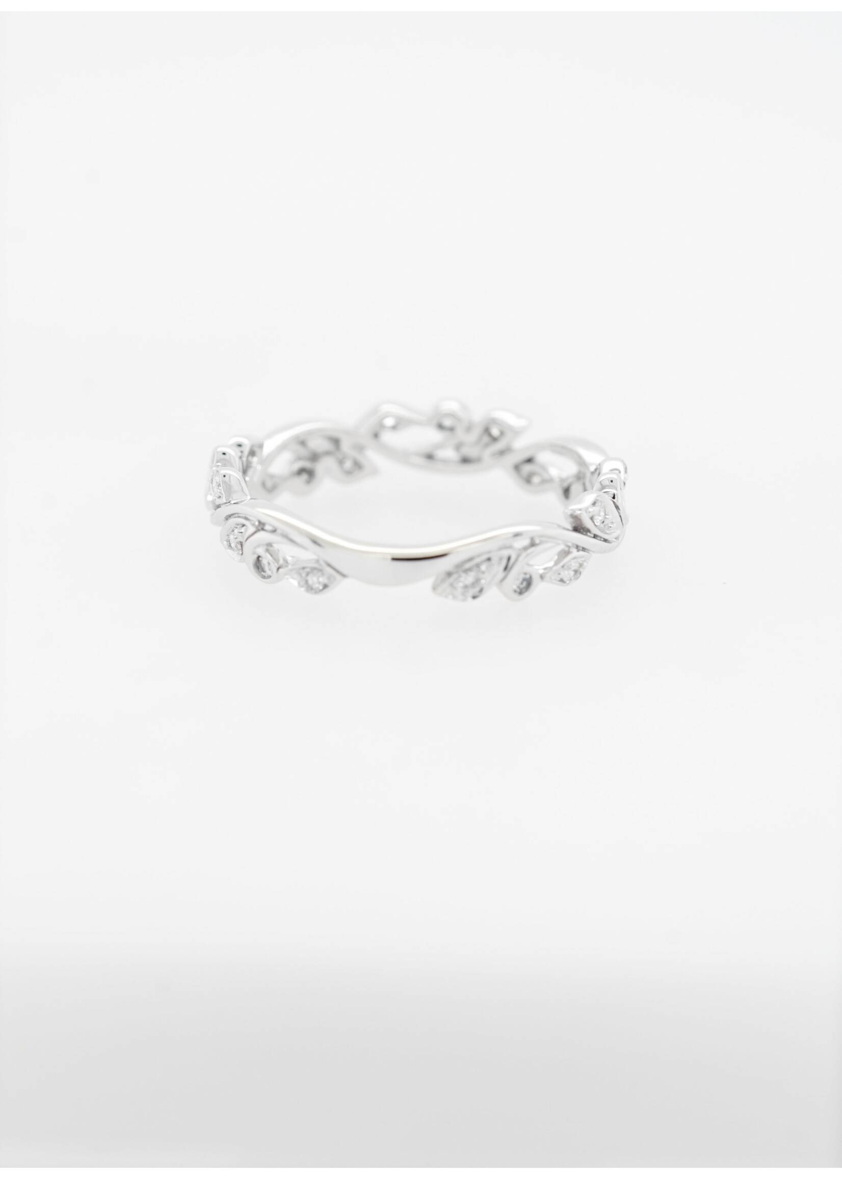 14KW 2.3g .20tw Diamond Vine Stackable Band (size 7)