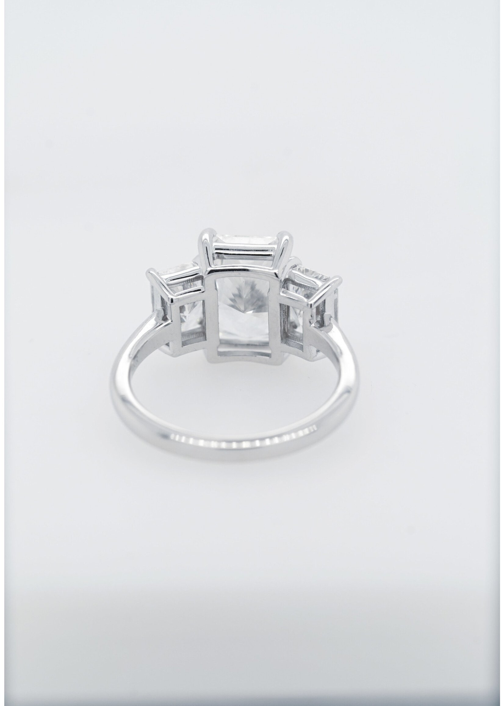 14KW 4.48g 6.34ctw (3.27ctr) F/VS1 Lab Grown Radiant Diamond 3-Stone Engagement Ring (size 6.5)