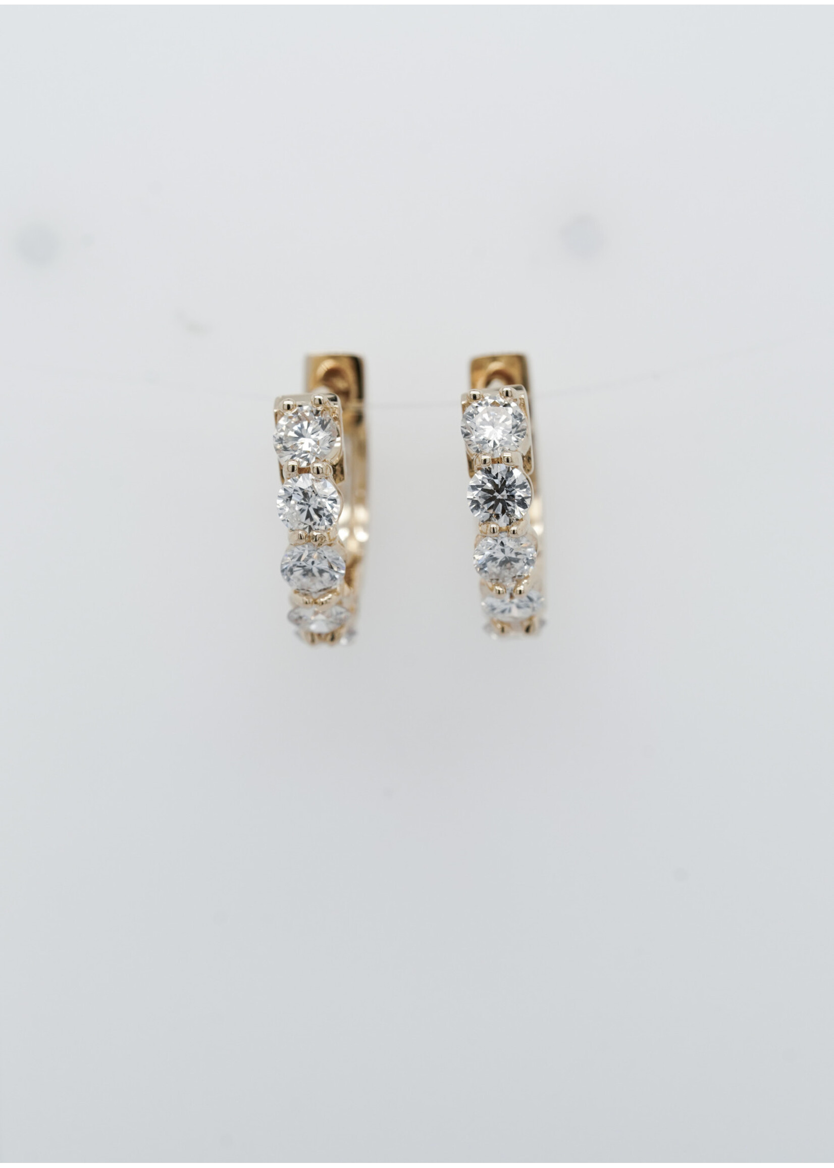 14KY 2.15g .91ctw Diamond Huggie Hoop Earrings