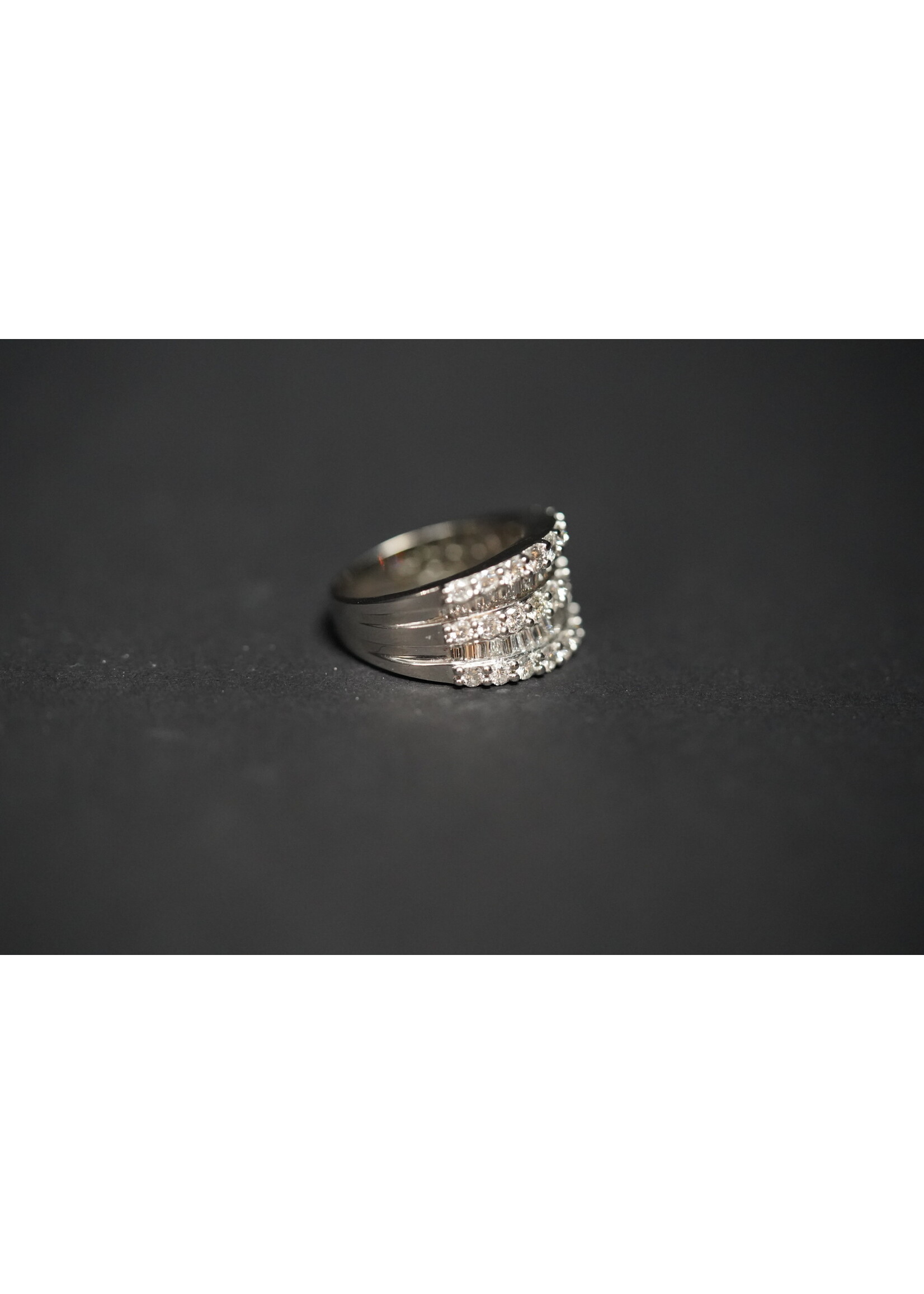 14KW 7.68g 2.30ctw Diamond Fashion Ring (size 7.25)