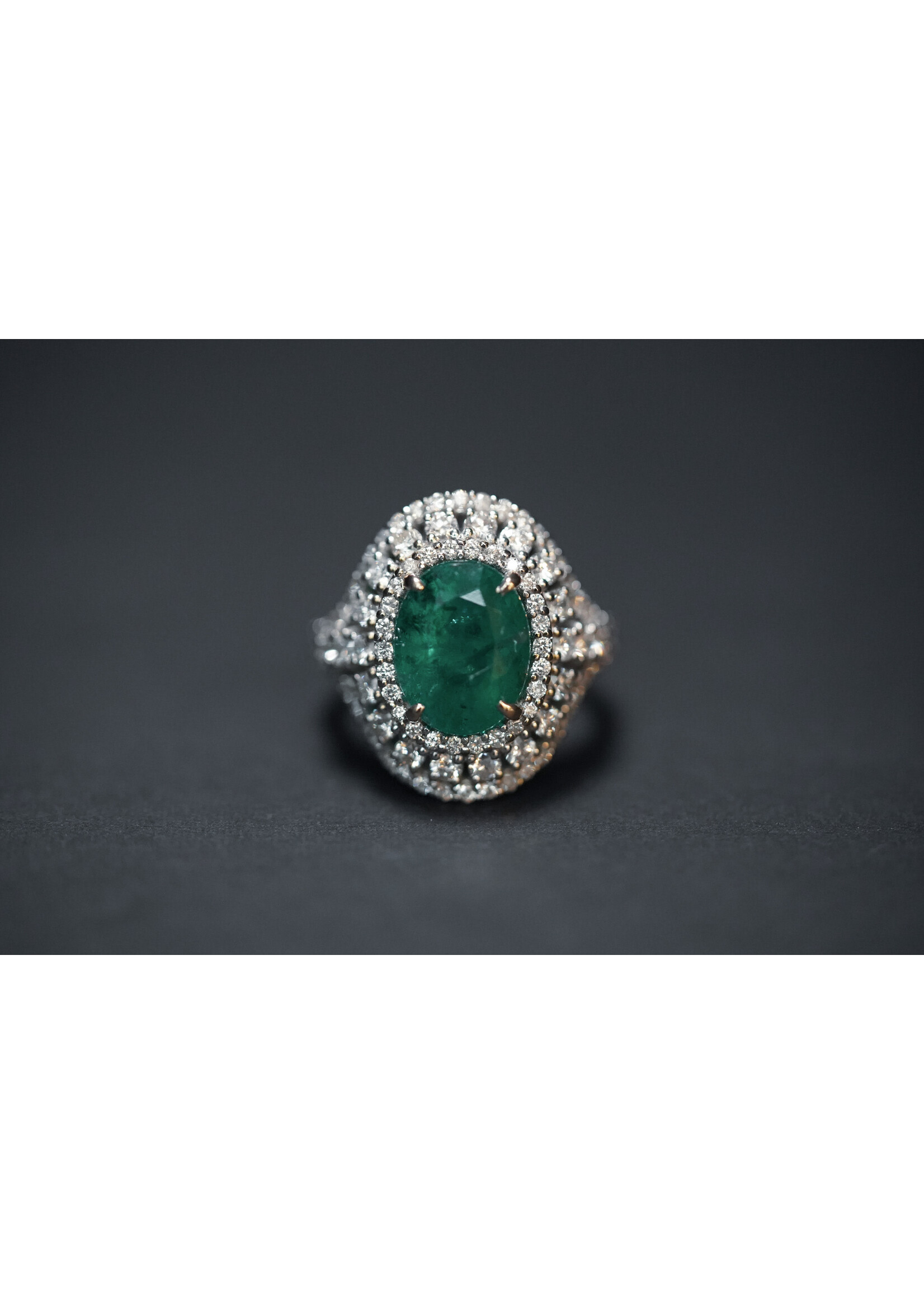 18KW 9.8g 6.63ctw (4.93ctr) Oval Cut Emerald & Diamond Halo Fashion Ring (size 7)