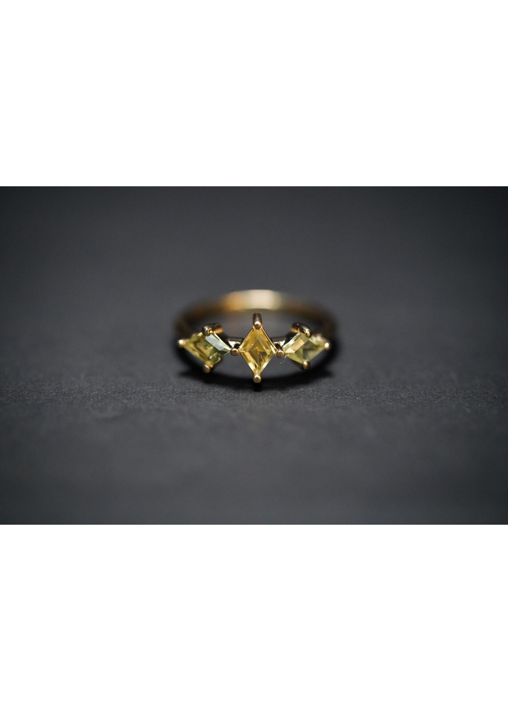 14KY 2.33g .75ctw Unheated Sapphire Three-Stone Fashion Ring (size 7)