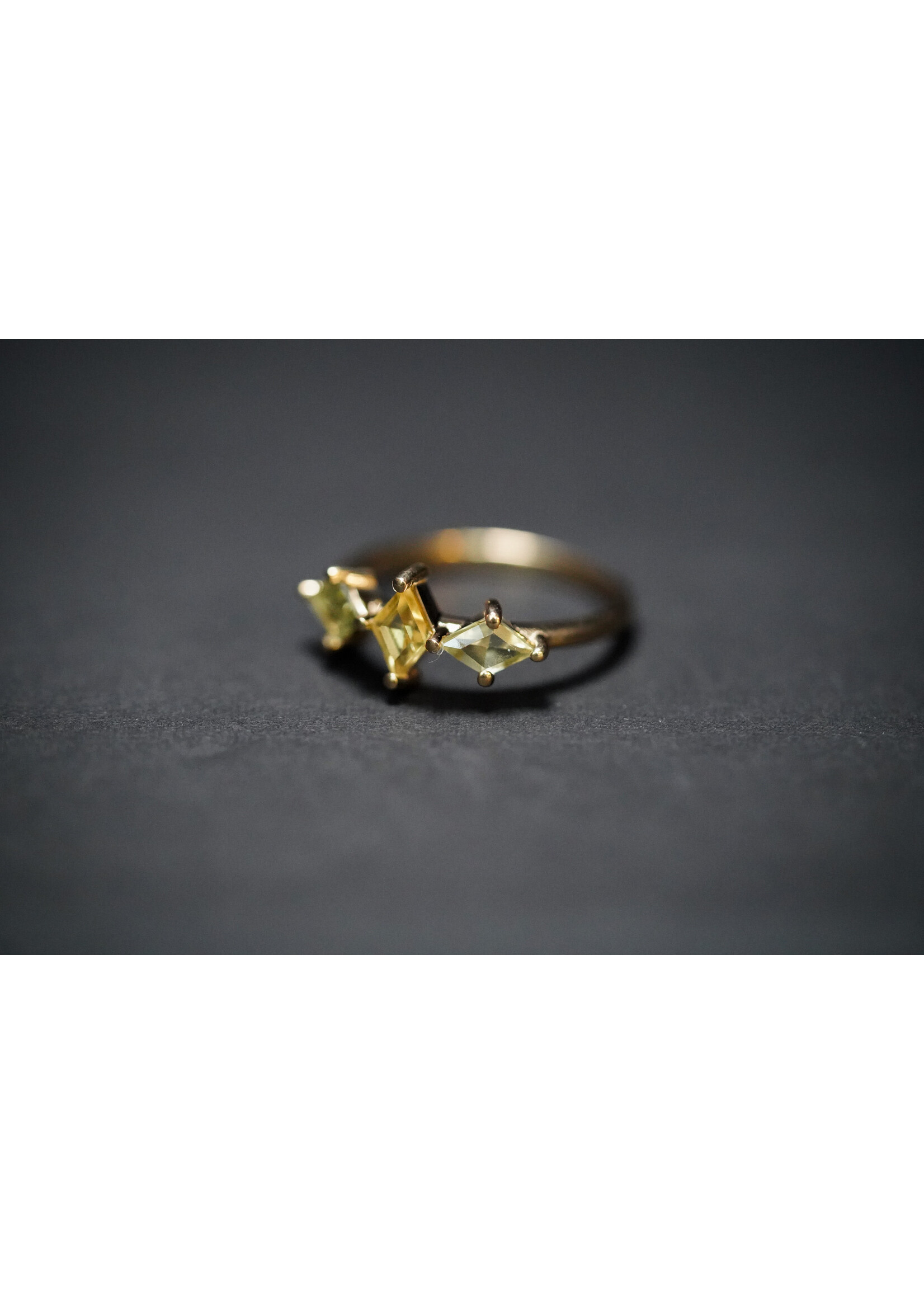 14KY 2.33g .75ctw Unheated Sapphire Three-Stone Fashion Ring (size 7)