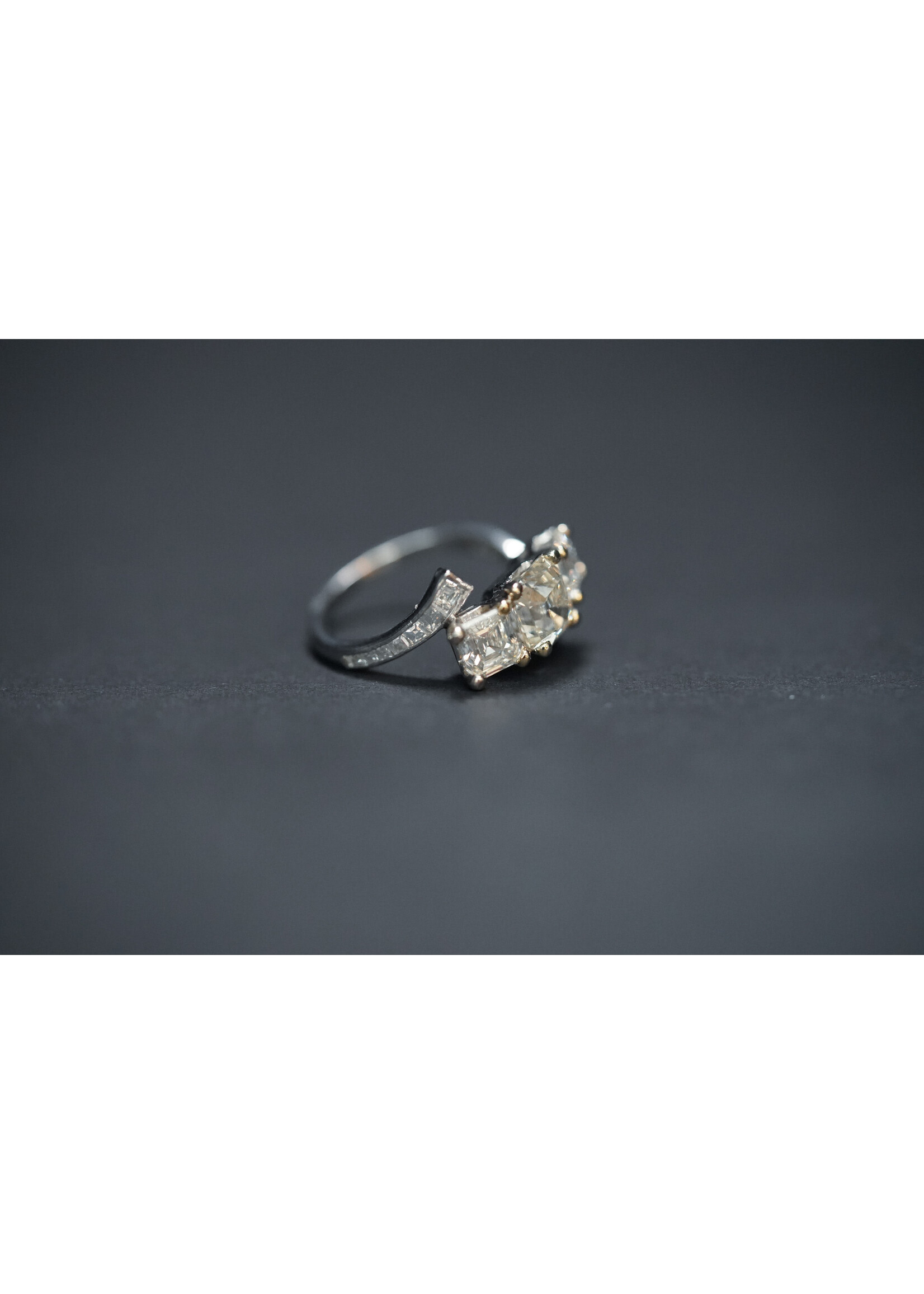 Platinum 5.16g 2.89ctw (1.65ctr) K/VS1 Asscher Diamond Three Stone Ring (size 5.5)