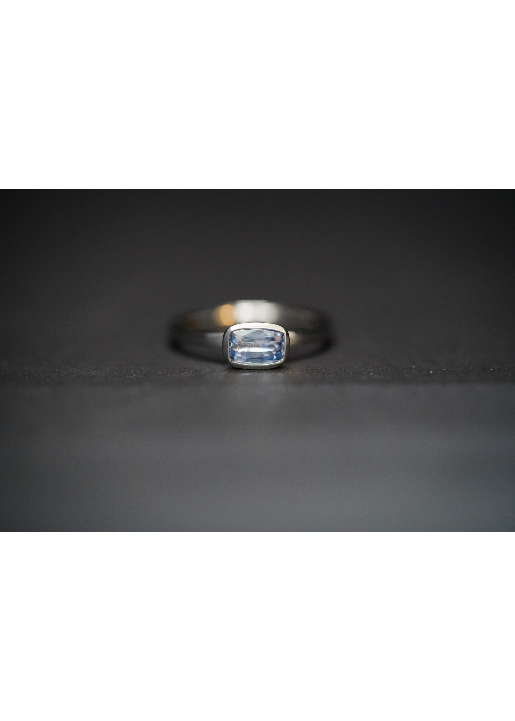 14KW 2.34g .94ct Sapphire Bezel Ring (size 7)