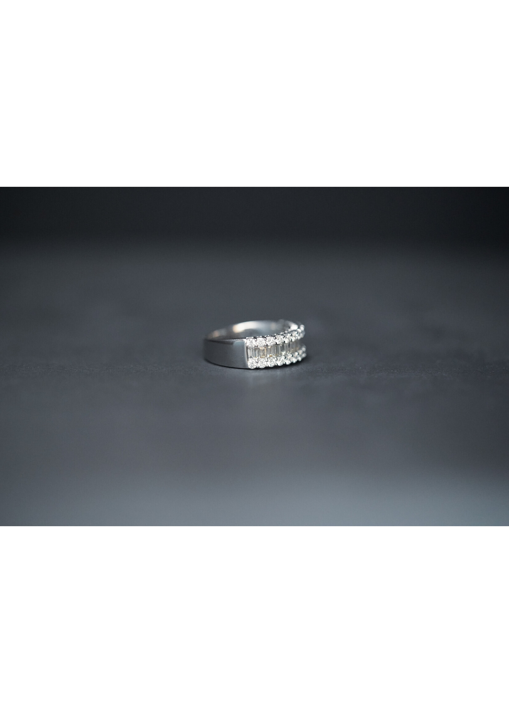 14KW 5.83g 1.38ctw Baguette & Round Diamond Fashion Ring (size 7)