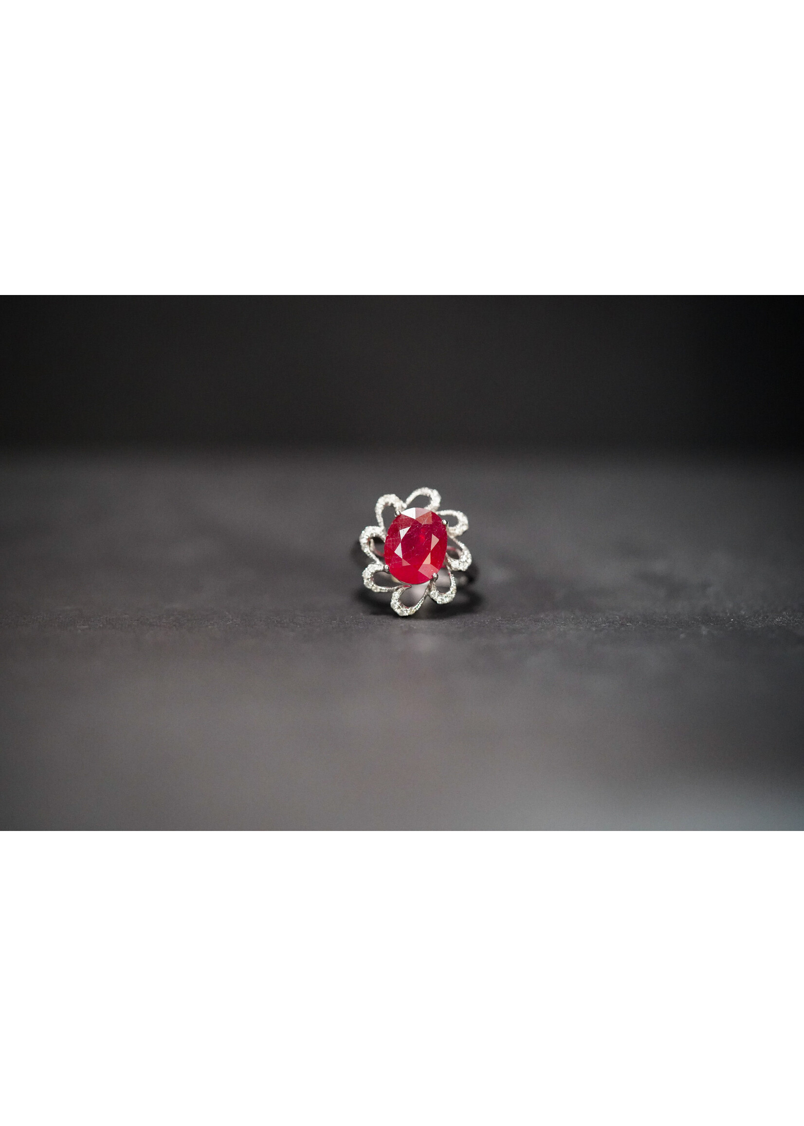 18KW 5.75g 5.88ctw (5.58ctr) Ruby & Diamond Fashion Ring (size 6.5)