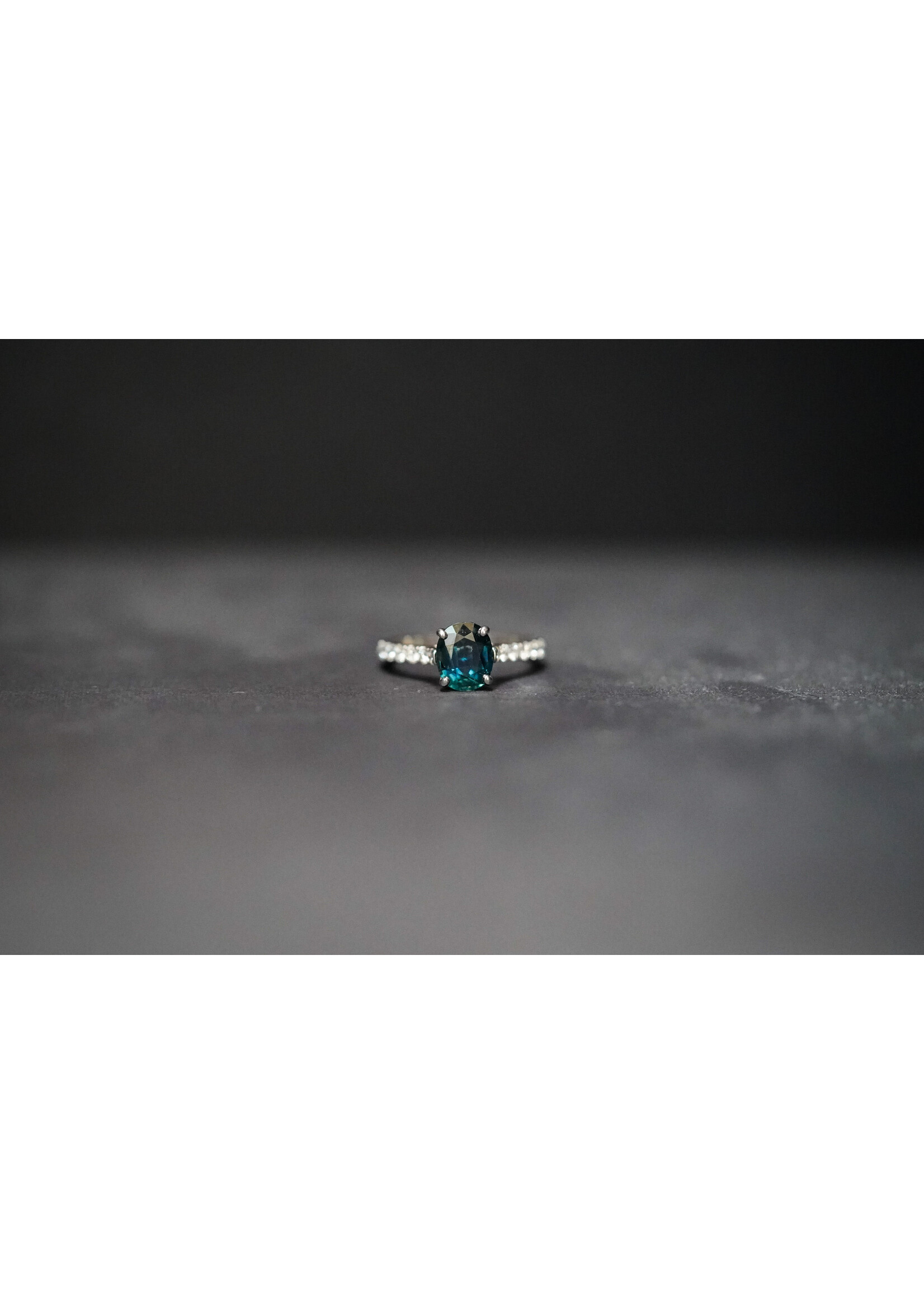 18KW 2.84g 2.30ctw (1.98ctr) Teal Sapphire & Diamond Fashion Ring (size 6.5)