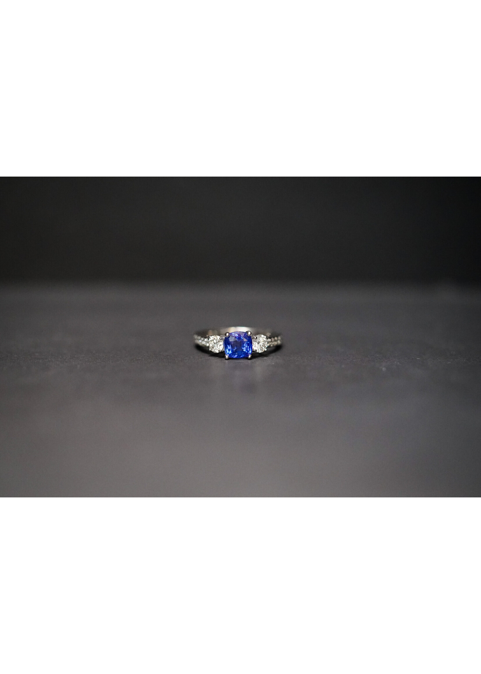 14KW 3.45g 2.40ctw (1.65ctr) Sapphire & Diamond Fashion Ring (size 6.5)