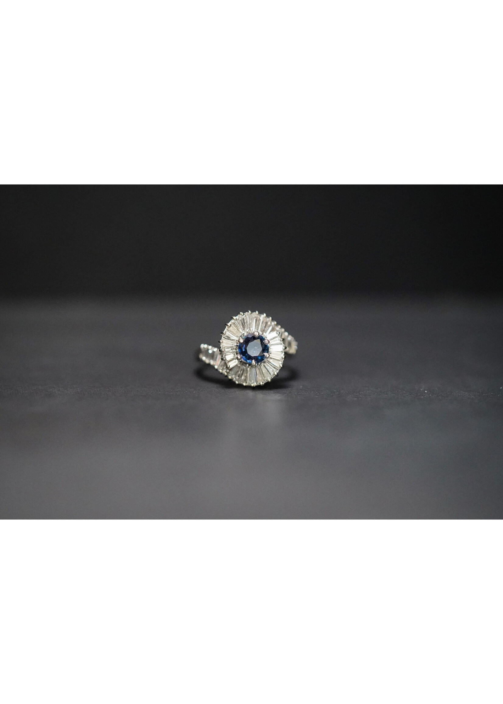 18KW 5.27g 3.00ctw (.80ctr) Sapphire & Diamond Halo Fashion Ring (size 8)