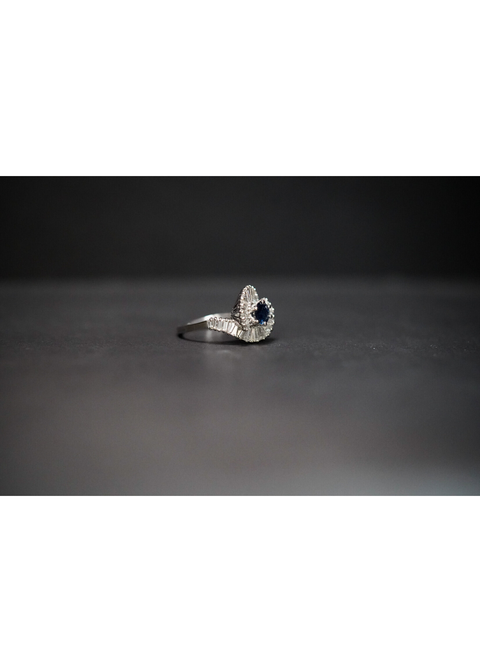 18KW 5.27g 3.00ctw (.80ctr) Sapphire & Diamond Halo Fashion Ring (size 8)