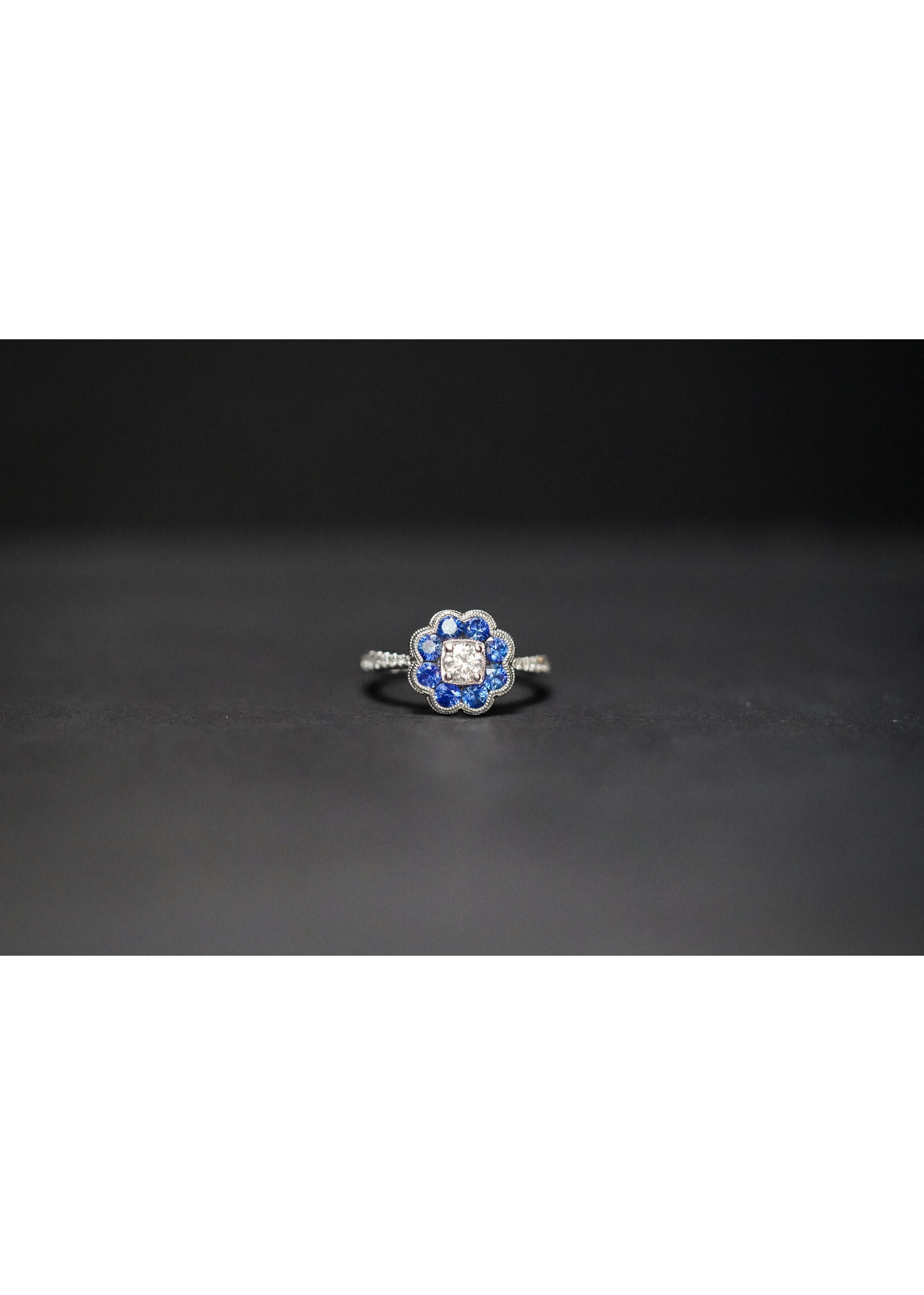 18KW 4.11g .43ctw Diamond .88ctw Blue Sapphire Fashion Ring (size 6.5)