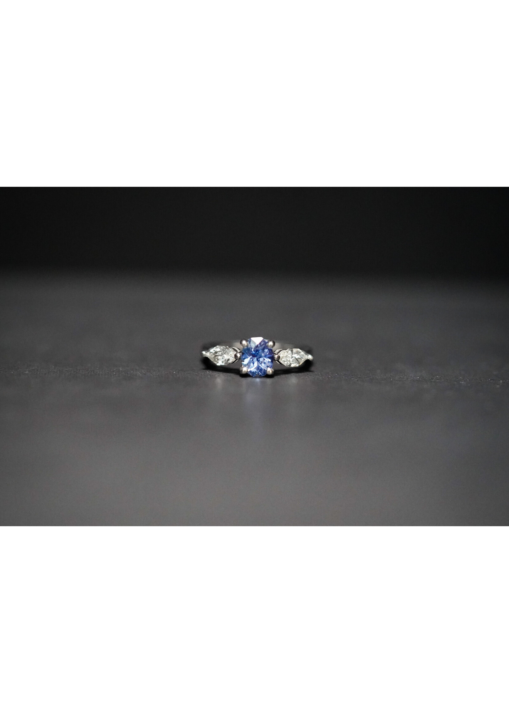 14KW 3.2g 1.98ctw (1.34ctr) Oval Blue Thai Sapphire & Diamond Fashion Ring (size 6)