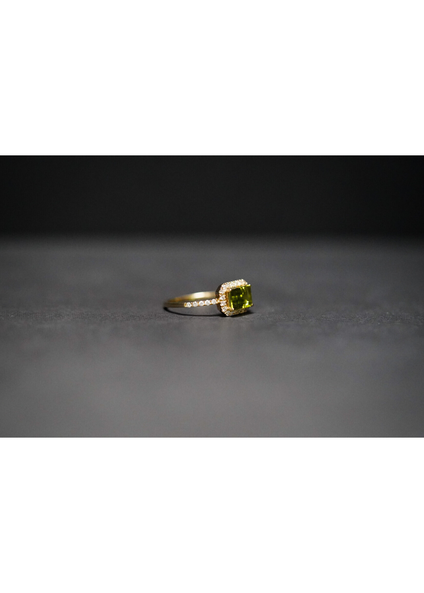 14KY 1.75g 1.27ctw (.97ctr) Peridot & Diamond Fashion Ring (size 6.5)