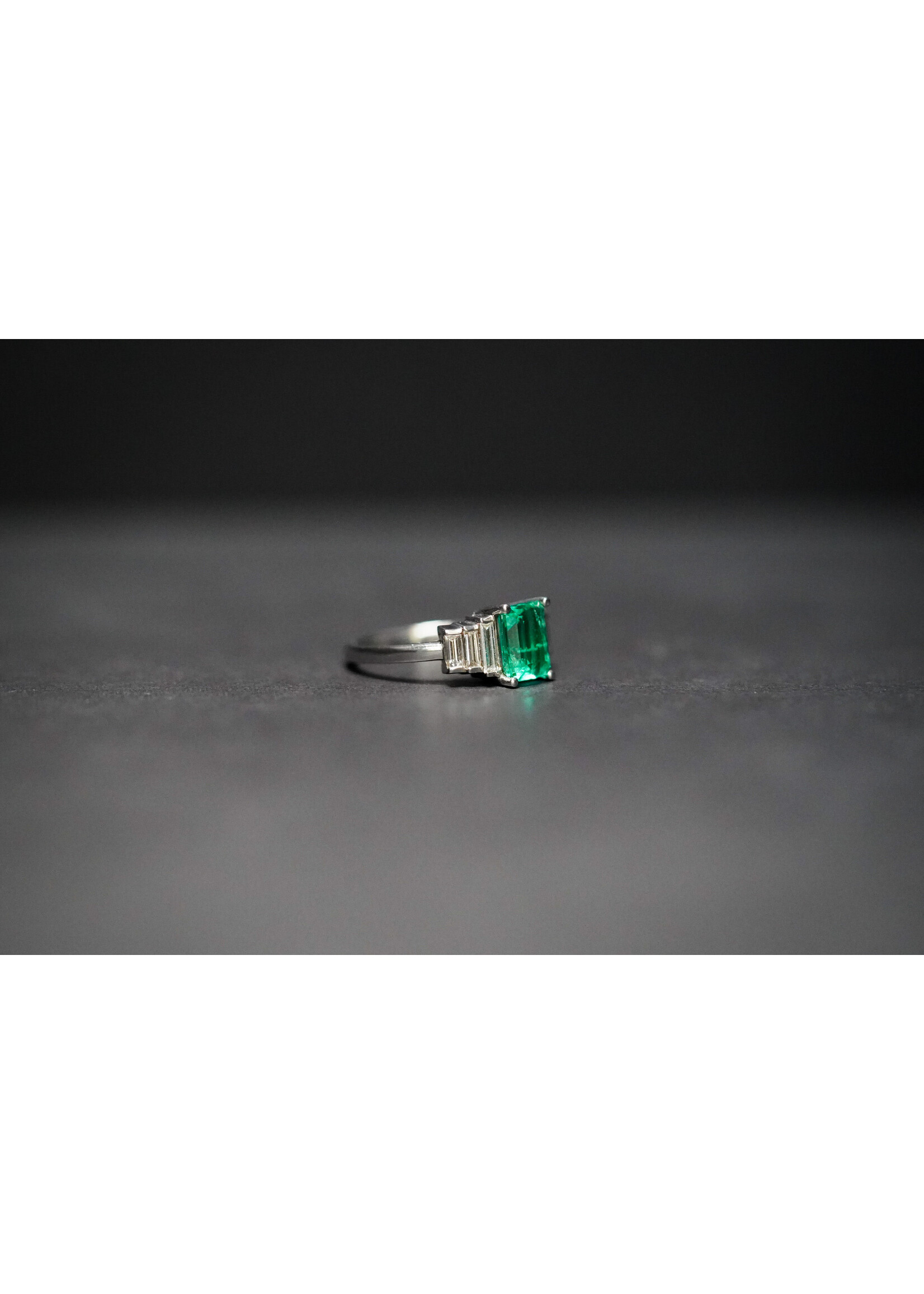 14KW 3.56g 2.31ctw (1.71ctr) Emerald & Diamond Fashion Ring (size 7)