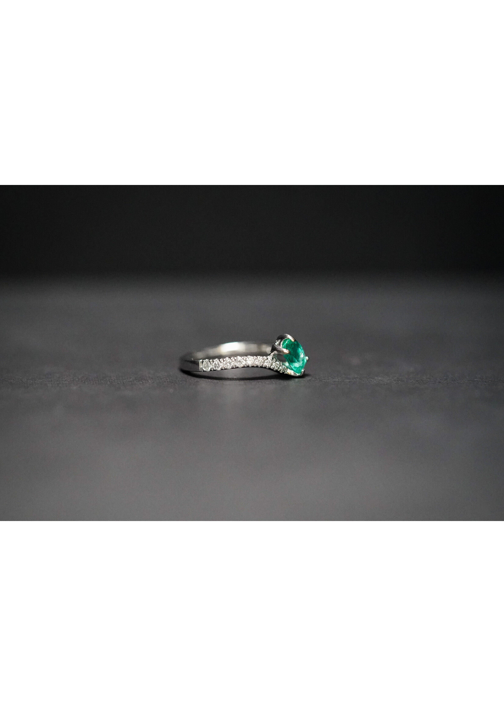 14KW 3.6g 1.15ctw (.75ctr) Emerald & Diamond Fashion Ring (size 7)